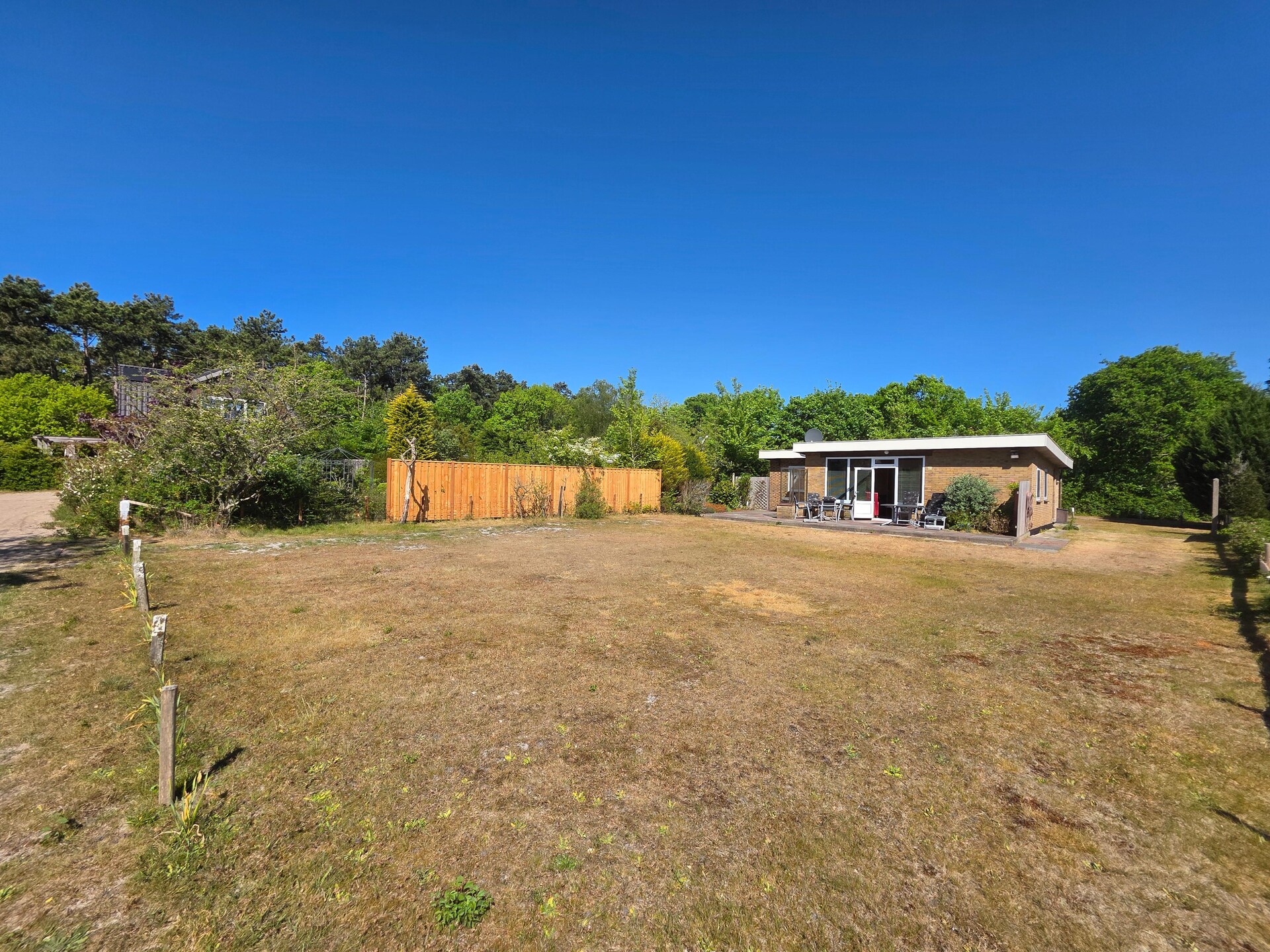 Vrijstaande familiebungalow met zonnige tuin in het bos bij De Koog - foto 16