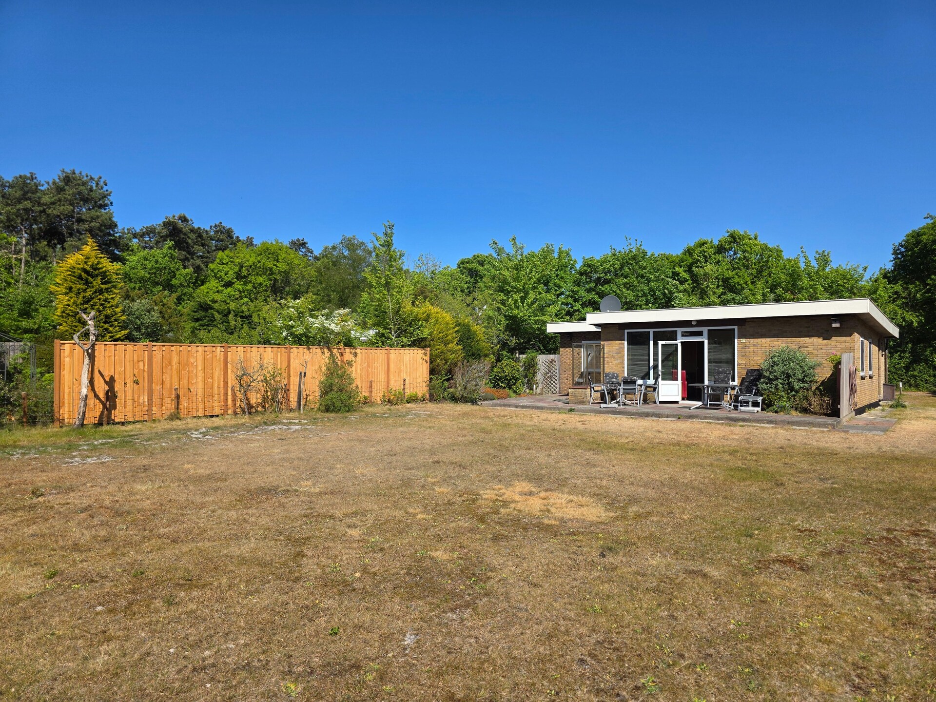 Vrijstaande familiebungalow met zonnige tuin in het bos bij De Koog - foto 15