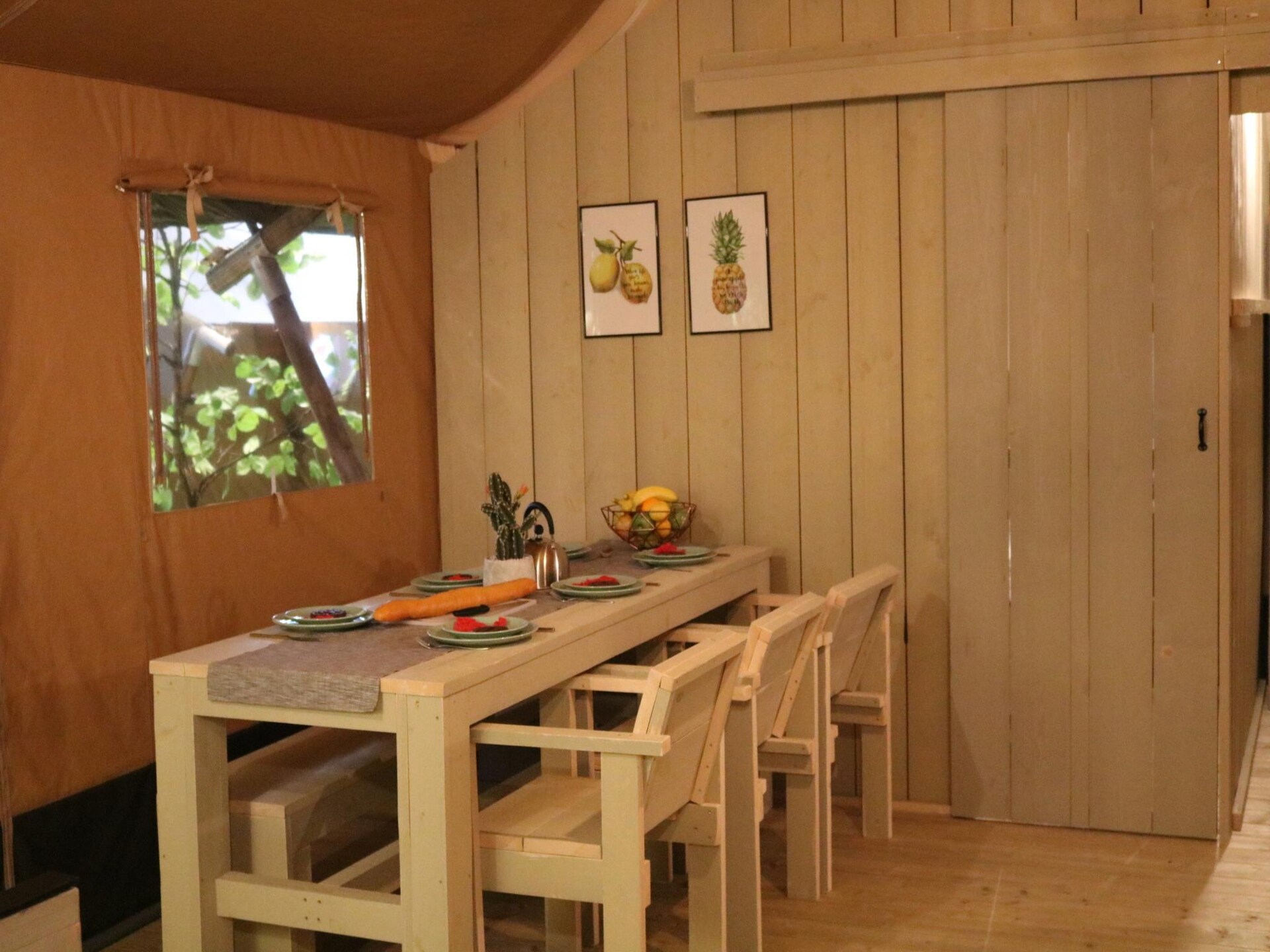 Luxe 7-persoons safaritent met speeltuin en veranda op Camping Si-Es-An - foto 2