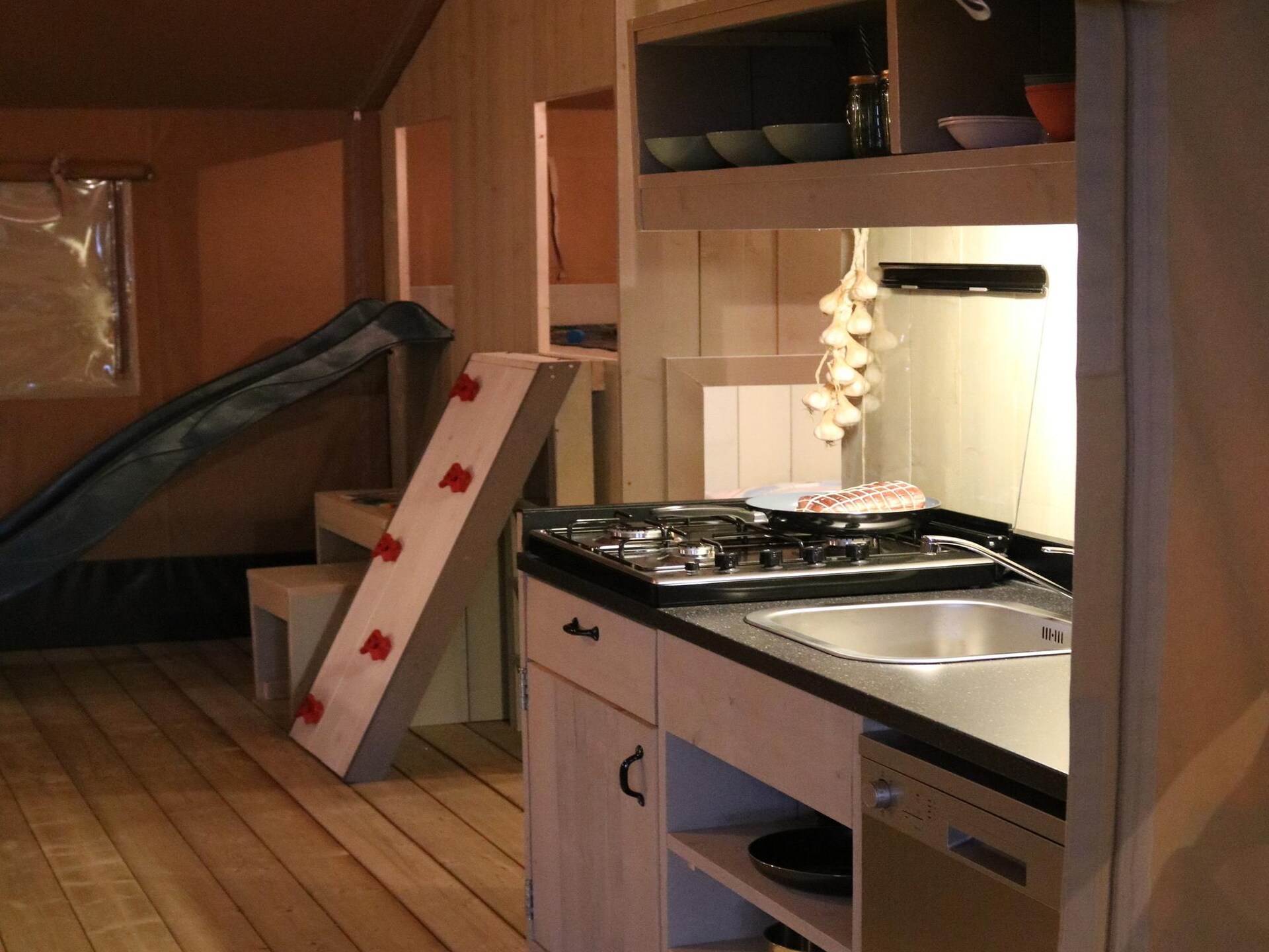 Luxe 7-persoons safaritent met speeltuin en veranda op Camping Si-Es-An - foto 7