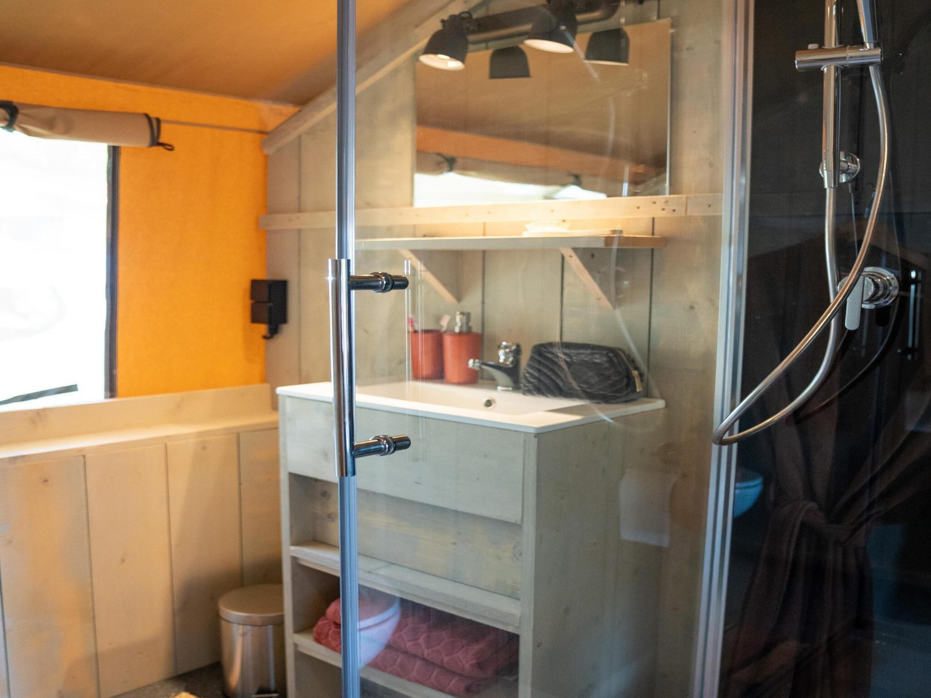 Ranger Lodge: luxe glamping voor 6 personen met hond in Balkbrug - foto 9
