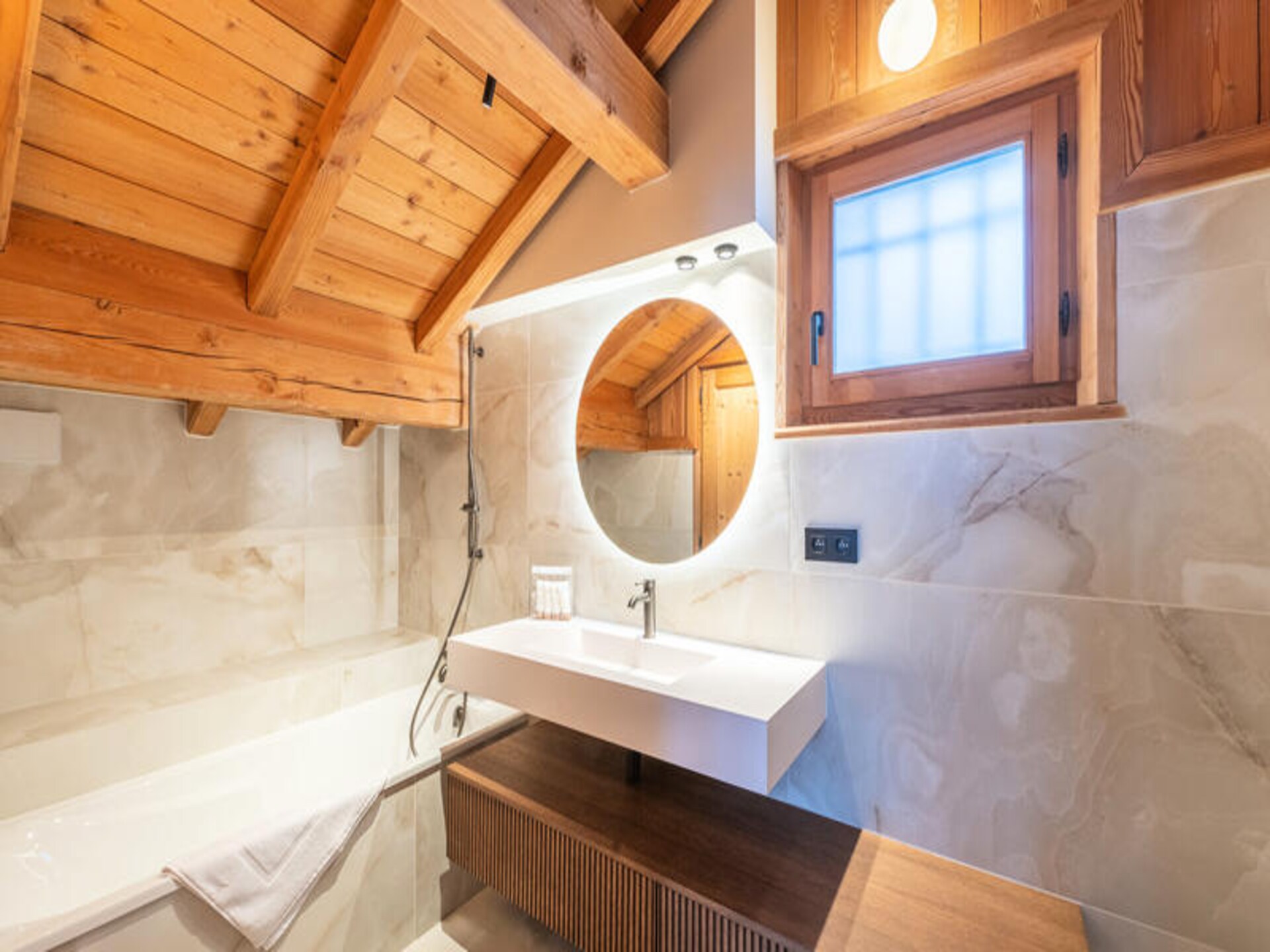 Chalet Ecureuil: Luxe skichalet met spa en ski-in/ski-out in Alpe d'Huez - foto 9