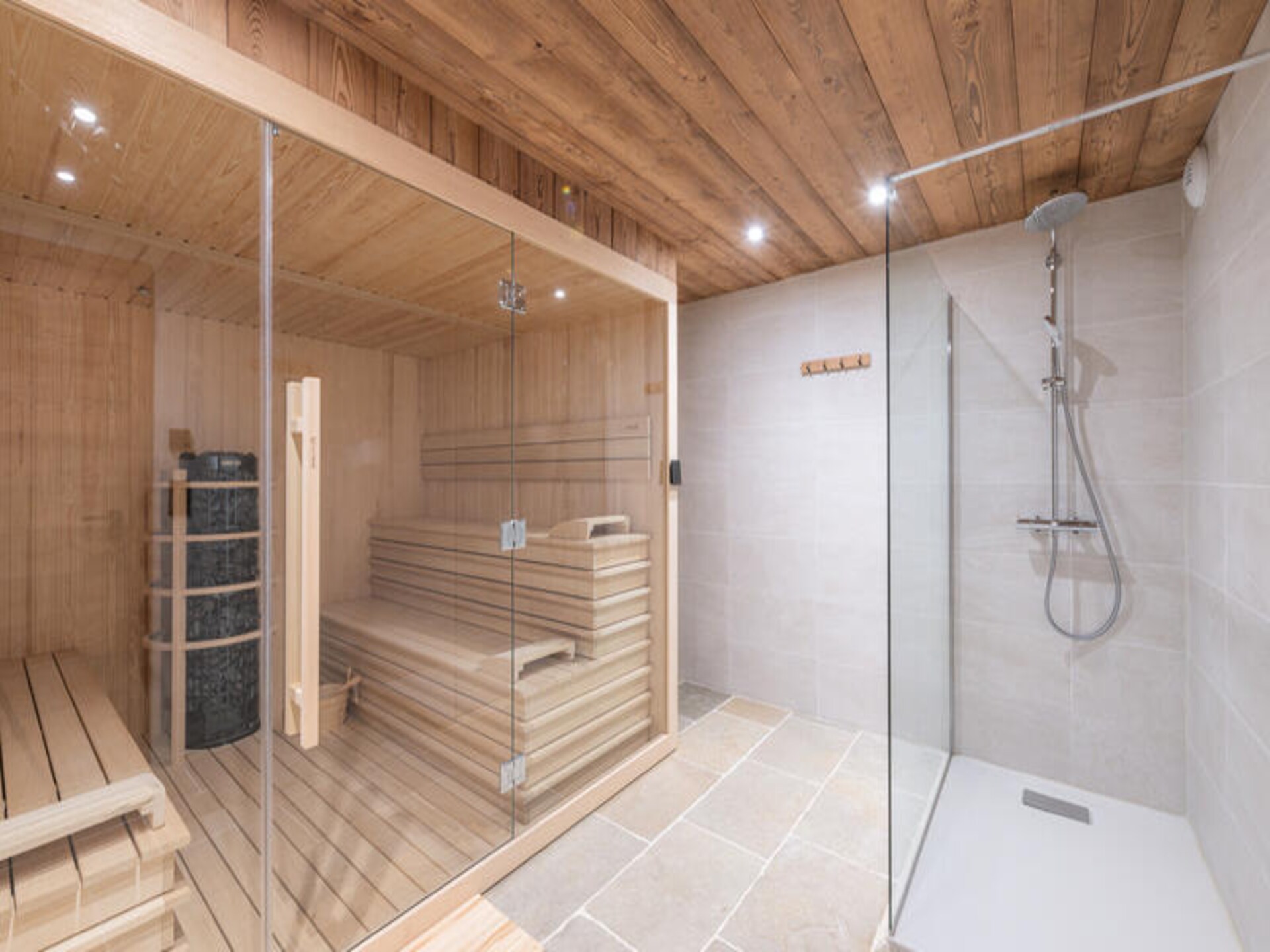 Chalet Torino in Alpe d'Huez: Luxe voor 12, ski-in/ski-out met jacuzzi en sauna - foto 14