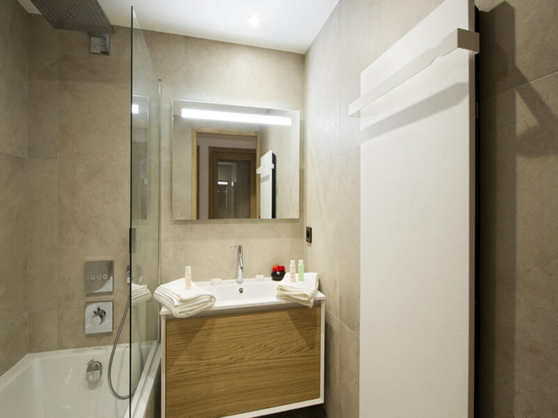 Luxe appartement 8p in Huez met balkon, zwembad en uitzicht op de Alpen - foto 12