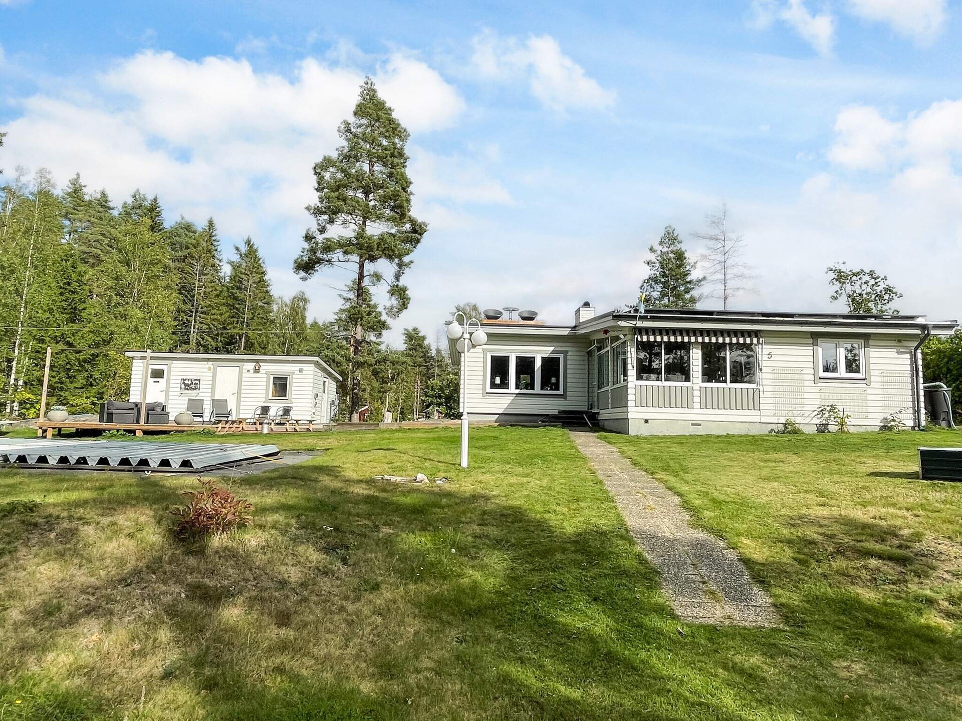 Zweeds vakantiehuis met privézwembad op 170 meter van zee in Sandvik - foto 2