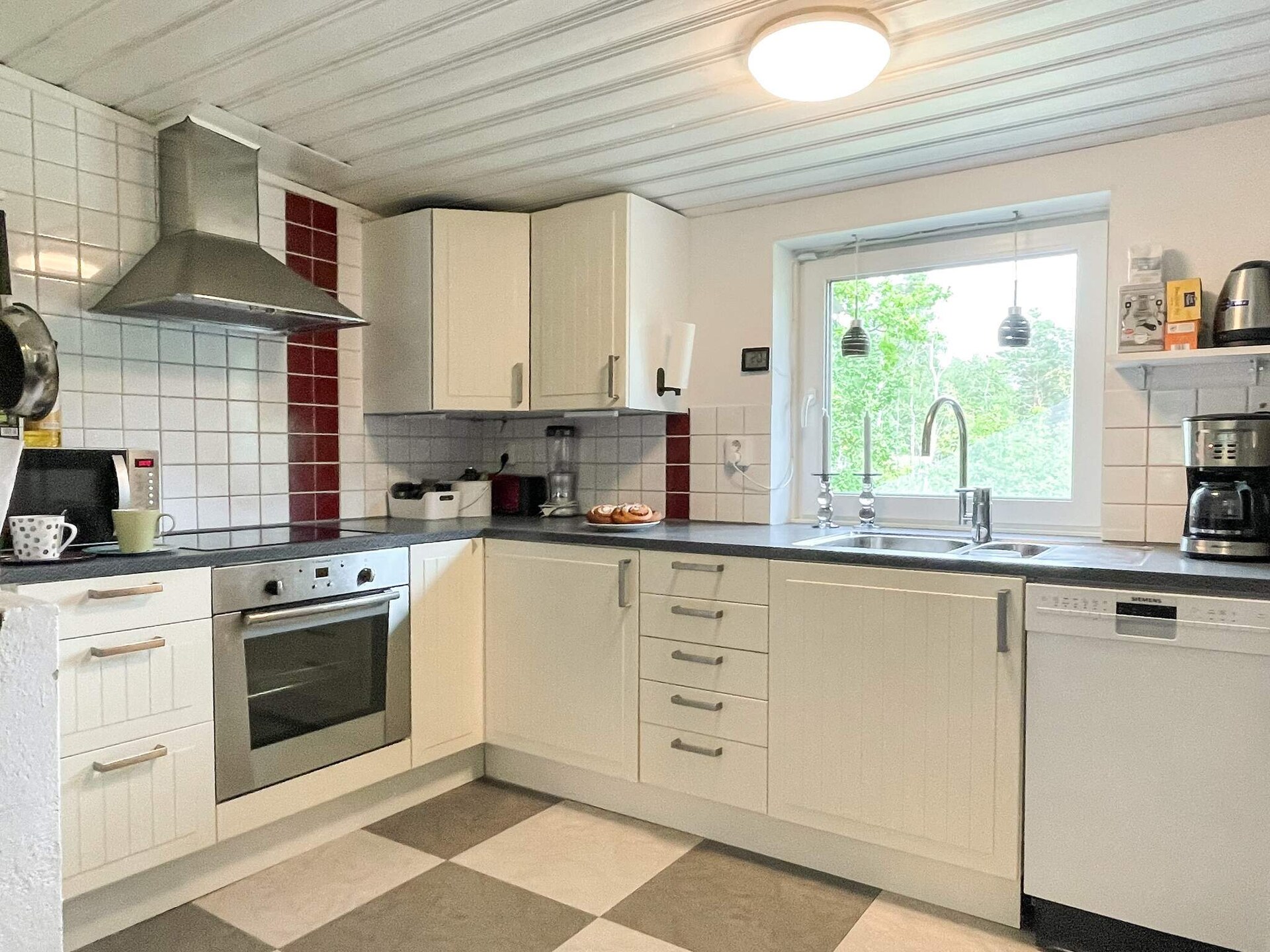 Zweeds vakantiehuis met privézwembad op 170 meter van zee in Sandvik - foto 19
