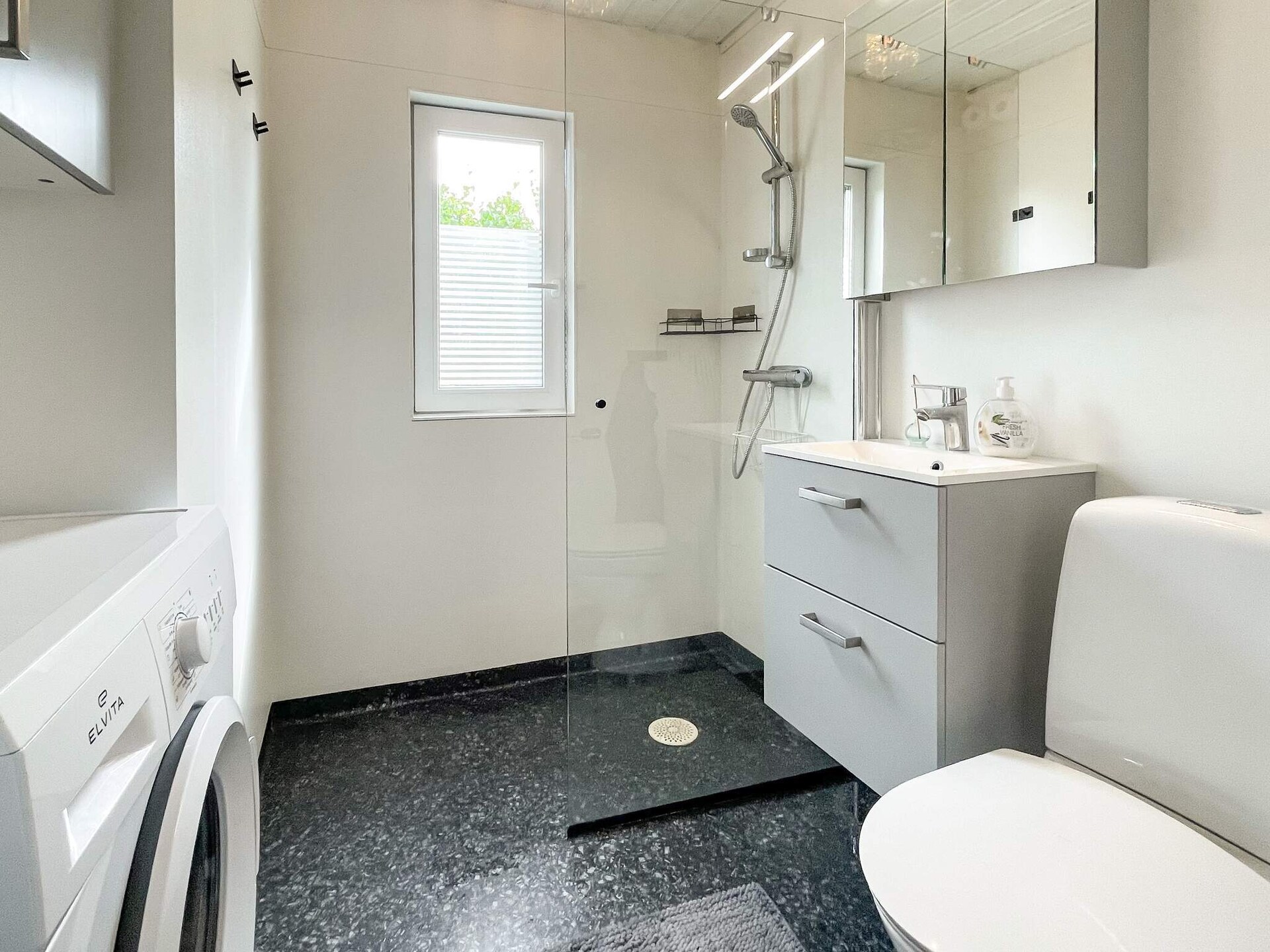 Zweeds vakantiehuis met privézwembad op 170 meter van zee in Sandvik - foto 30