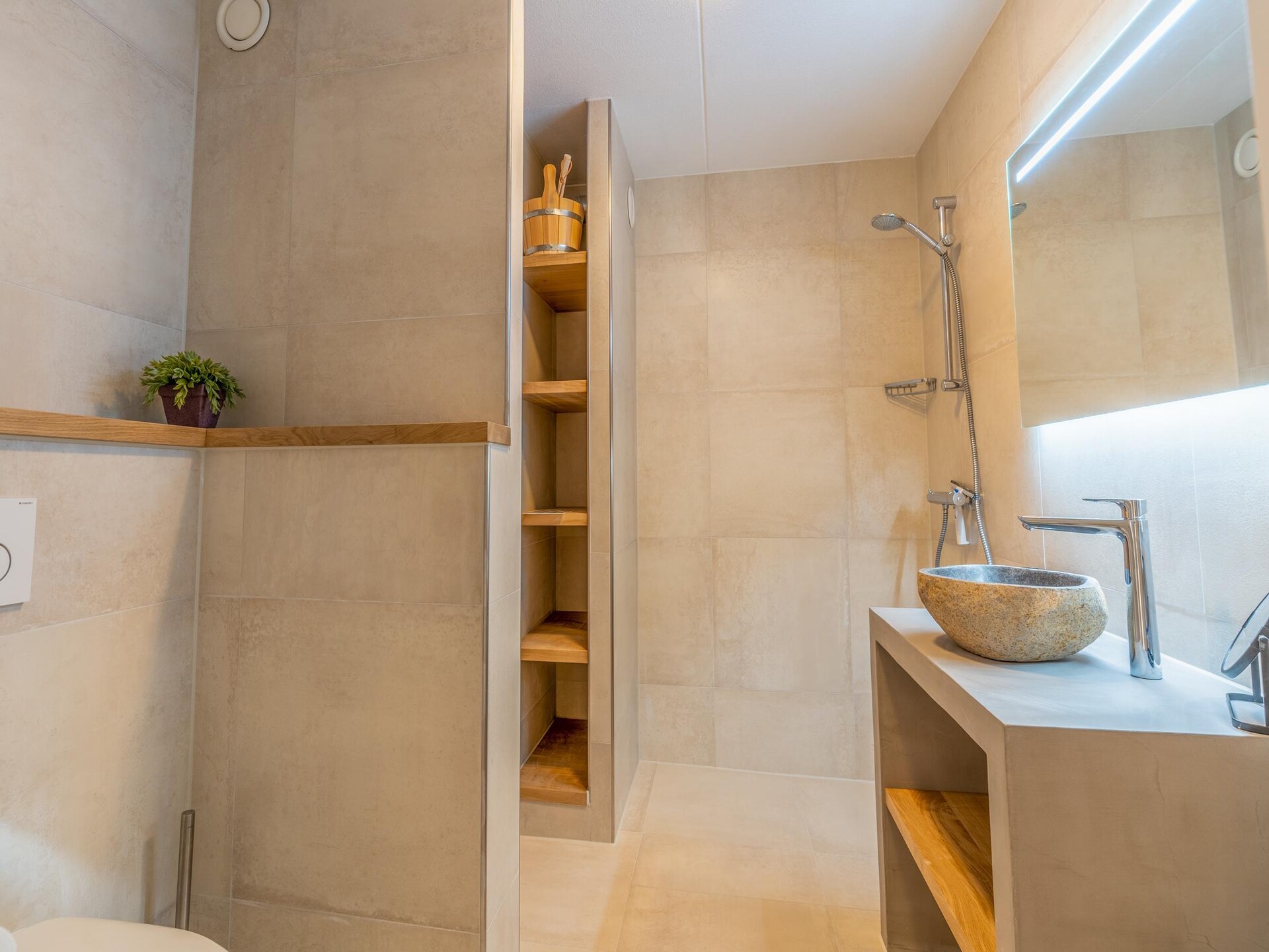 Luxe appartement met sauna, zeezicht en balkon in bosrijke omgeving - foto 8