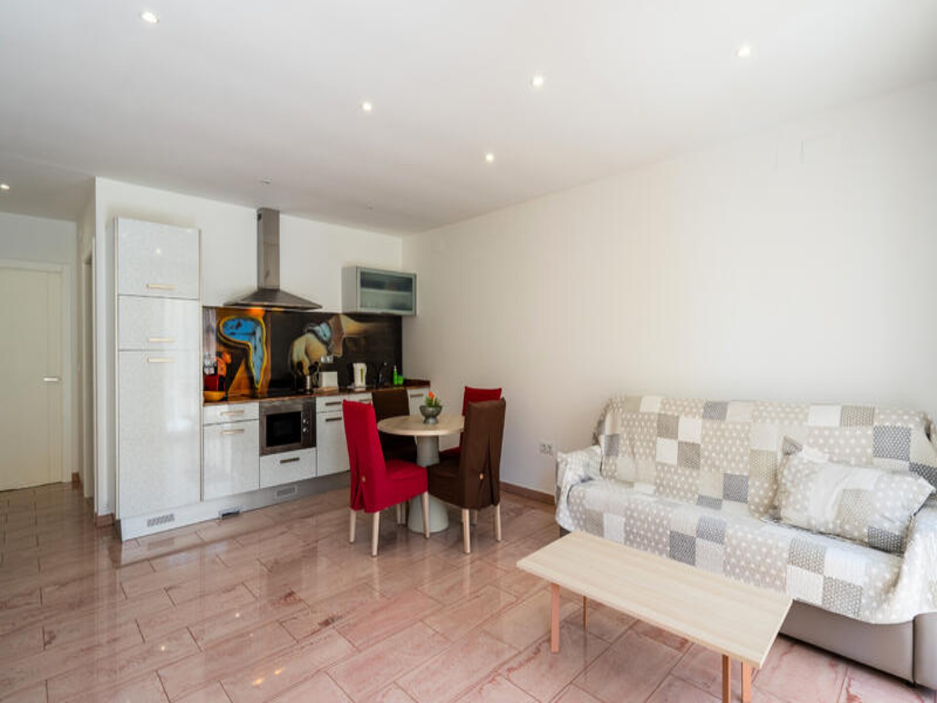 Strandappartement in Empuriabrava met privéterras en gedeelde tuin - foto 2