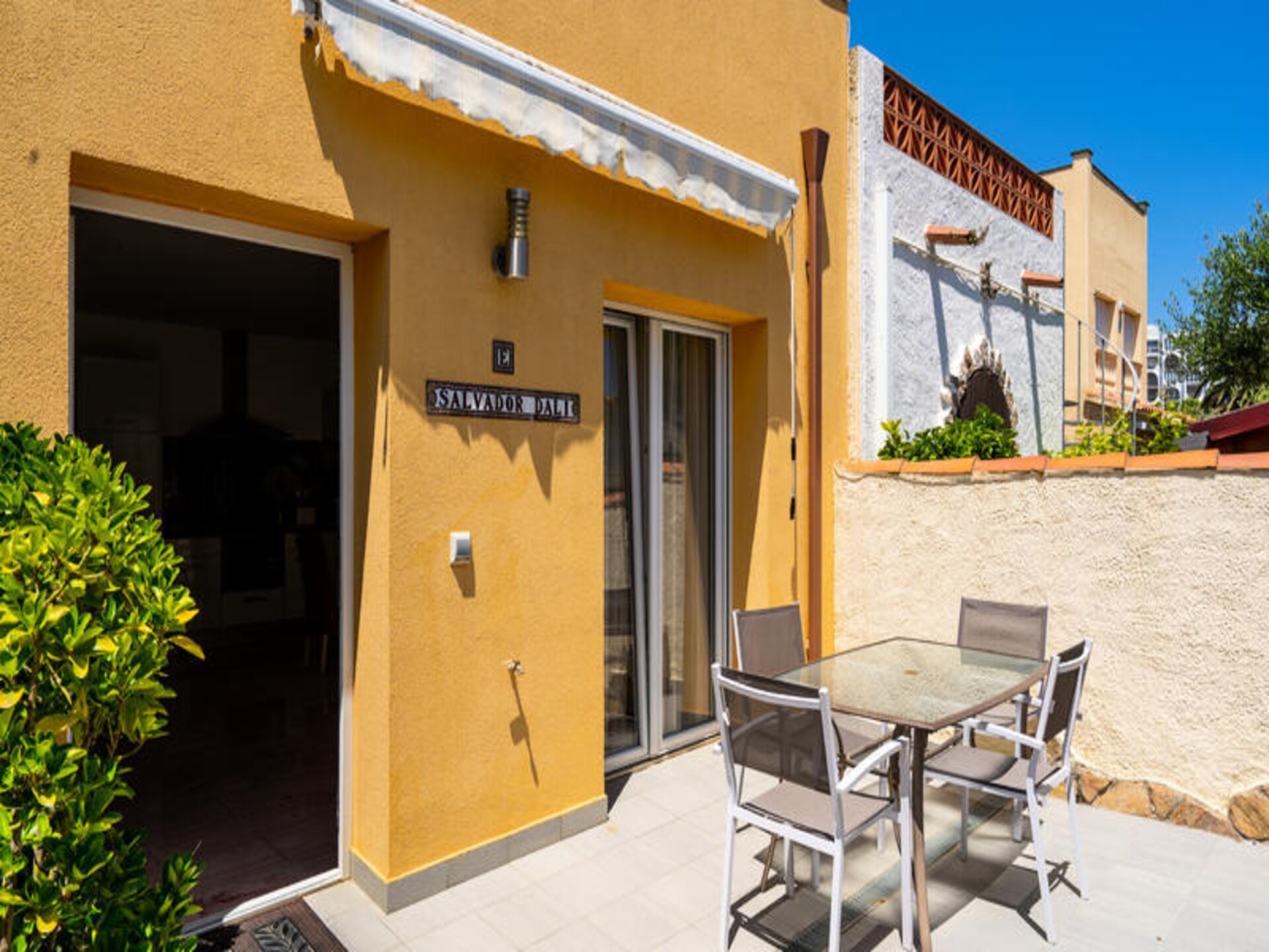 Strandappartement in Empuriabrava met privéterras en gedeelde tuin - foto 16