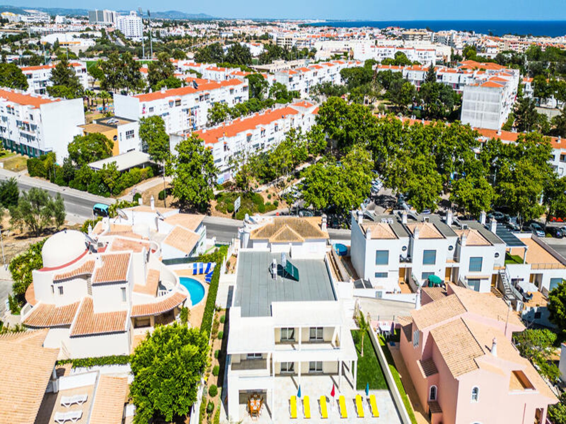 Ruim appartement met 4 slaapkamers, tuin en airco nabij oude centrum Albufeira - foto 8