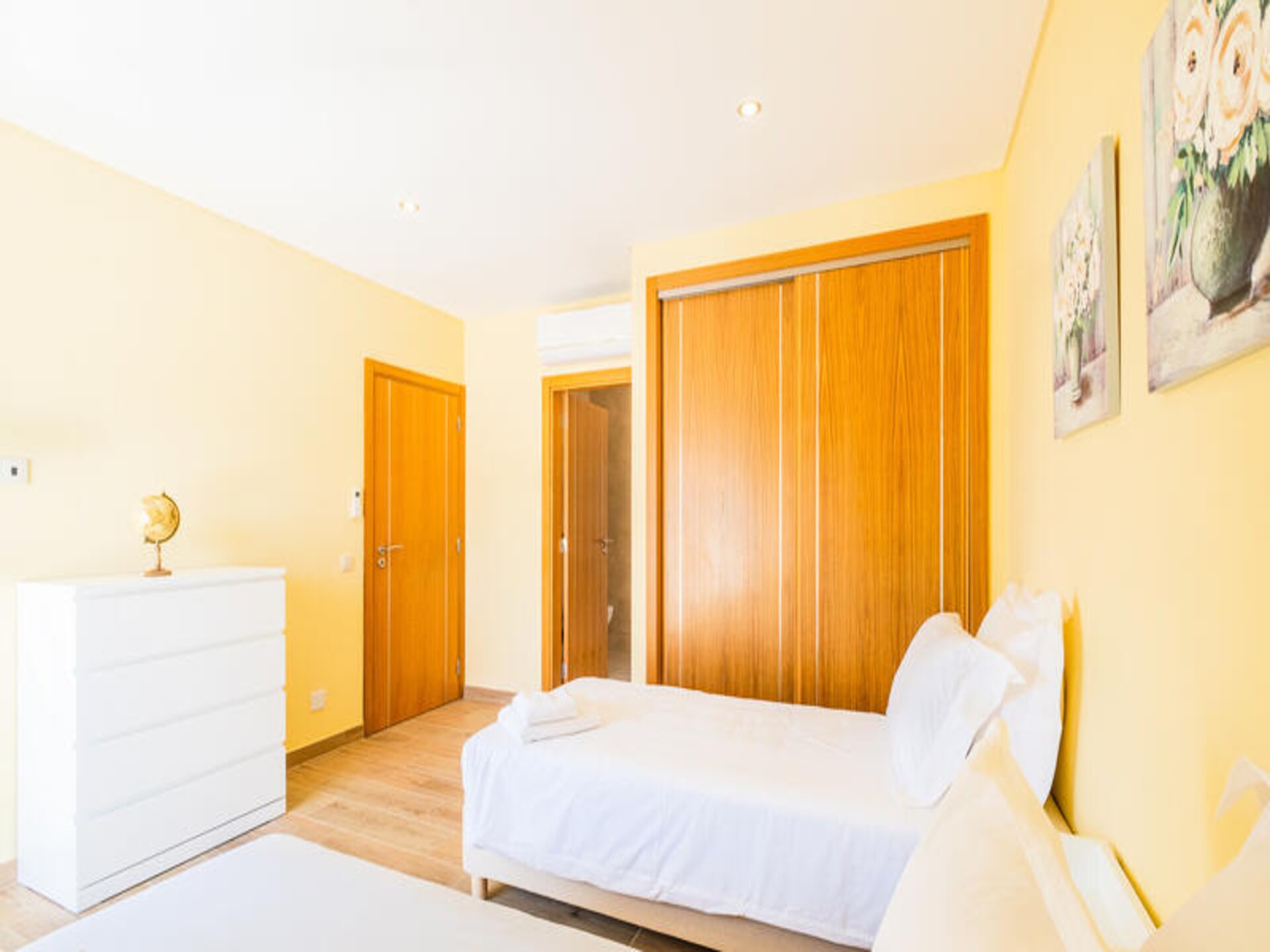 Ruim appartement met 4 slaapkamers, tuin en airco nabij oude centrum Albufeira - foto 14
