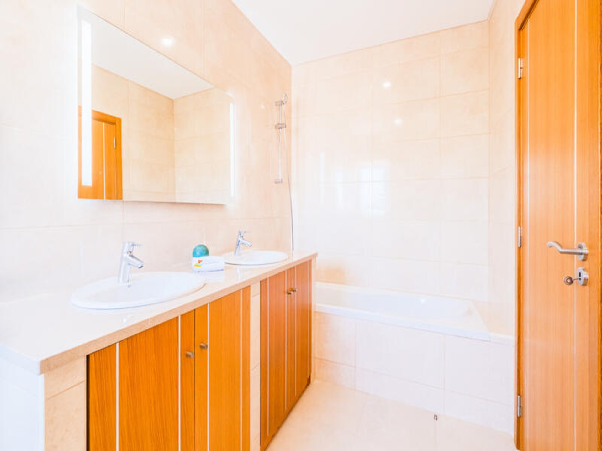 Ruim appartement met 4 slaapkamers, tuin en airco nabij oude centrum Albufeira - foto 20