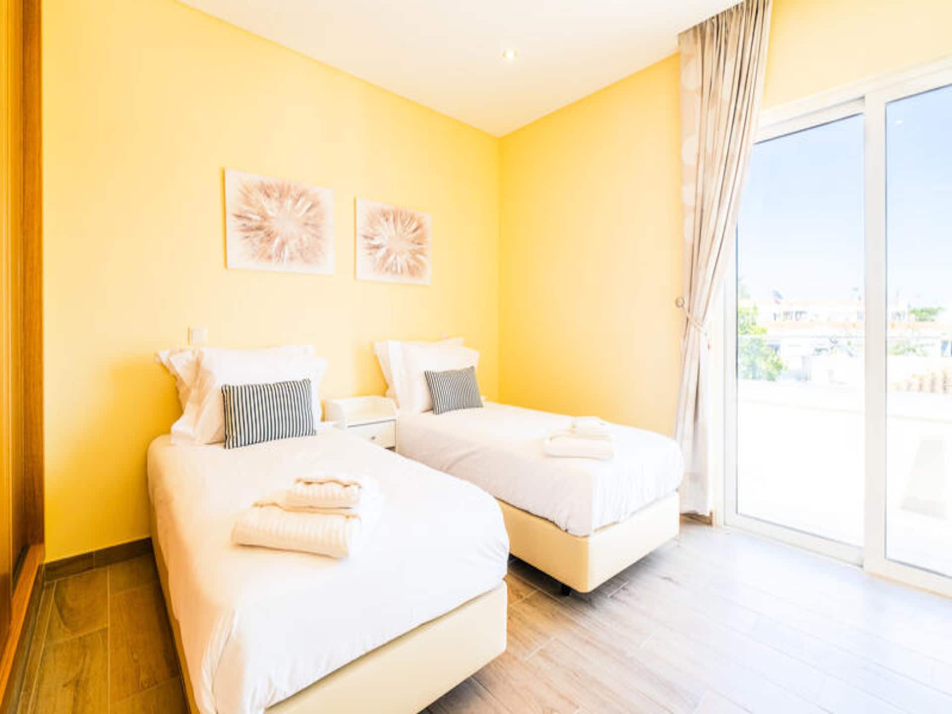 Ruim appartement met 4 slaapkamers, tuin en airco nabij oude centrum Albufeira - foto 29