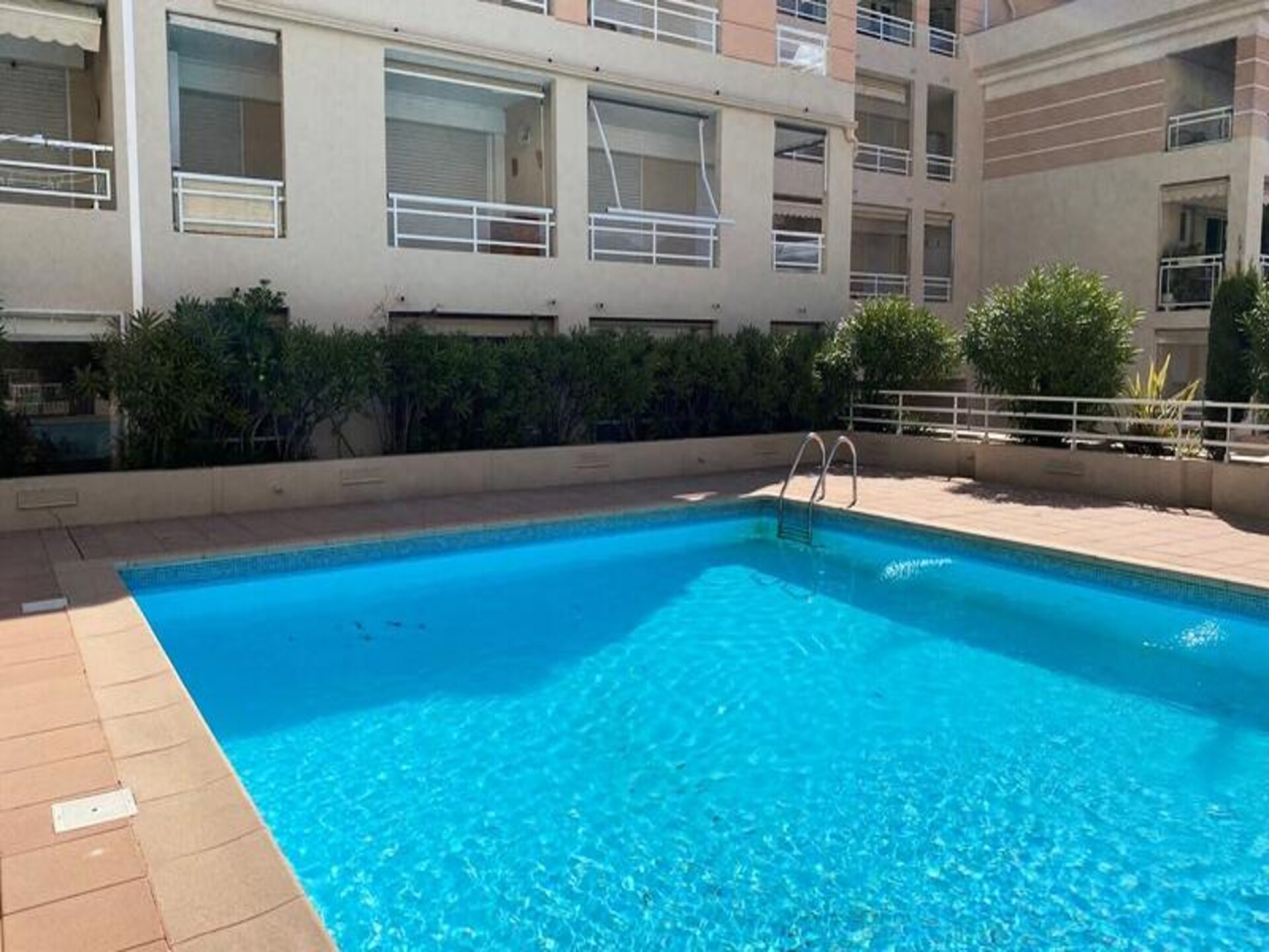Gerenoveerde studio in Golfe Juan met zeezicht en zwembad - foto 10