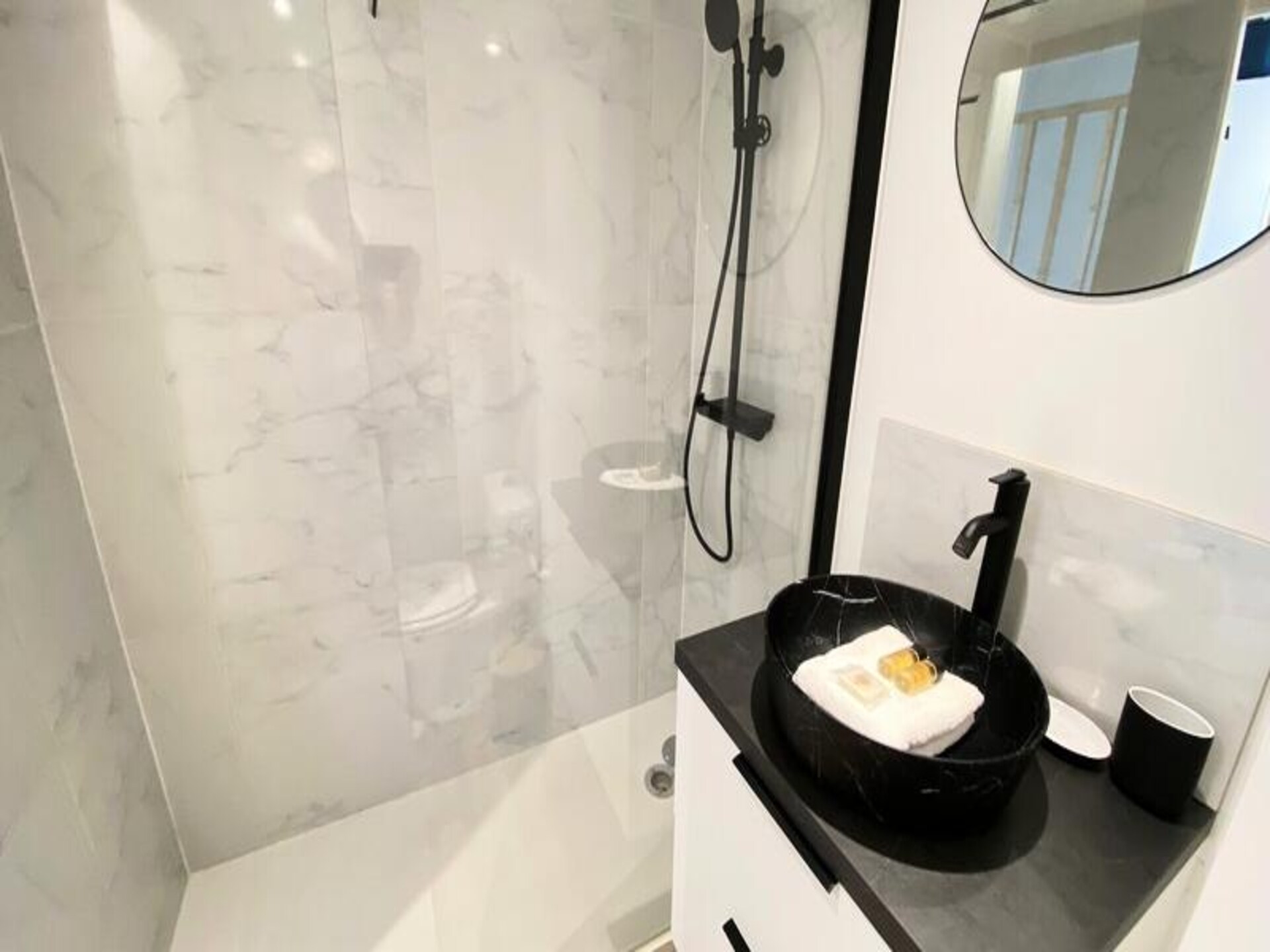 Gerenoveerde studio in Golfe Juan met zeezicht en zwembad - foto 19