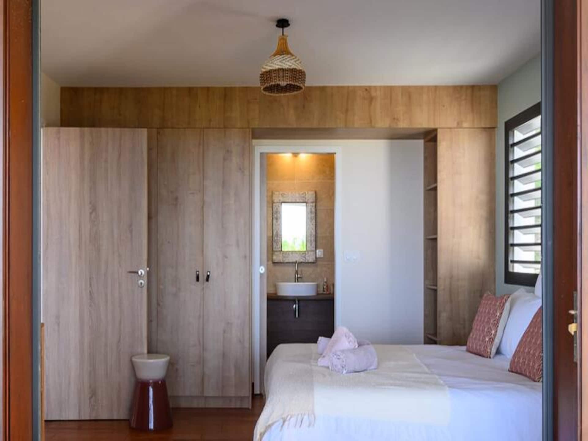 Moderne villa met privézwembad en panoramisch uitzicht op zee in Grand-Bourg - foto 37