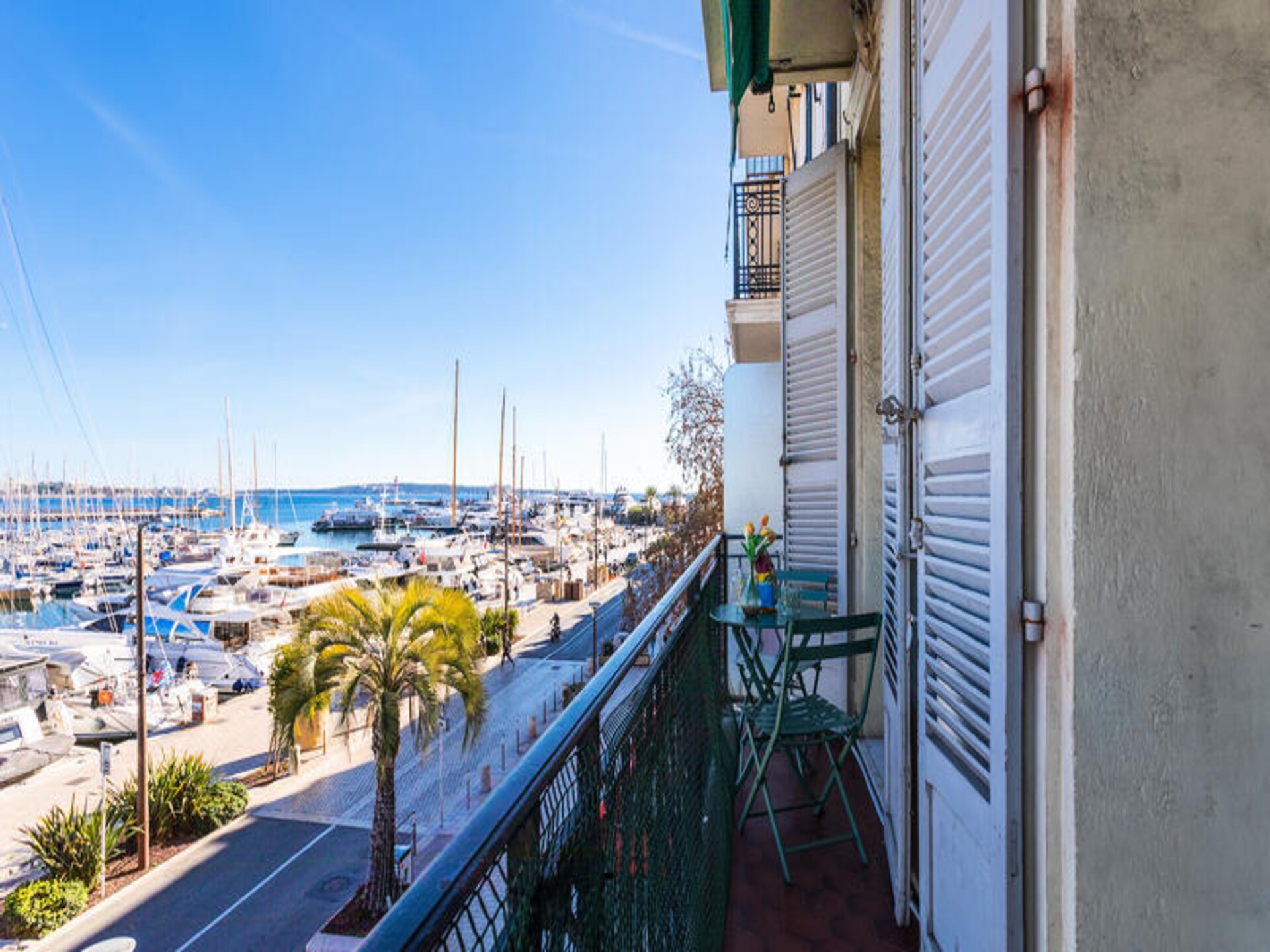 Licht appartement met havenzicht en balkon, op 100m van het strand in Cannes - foto 8