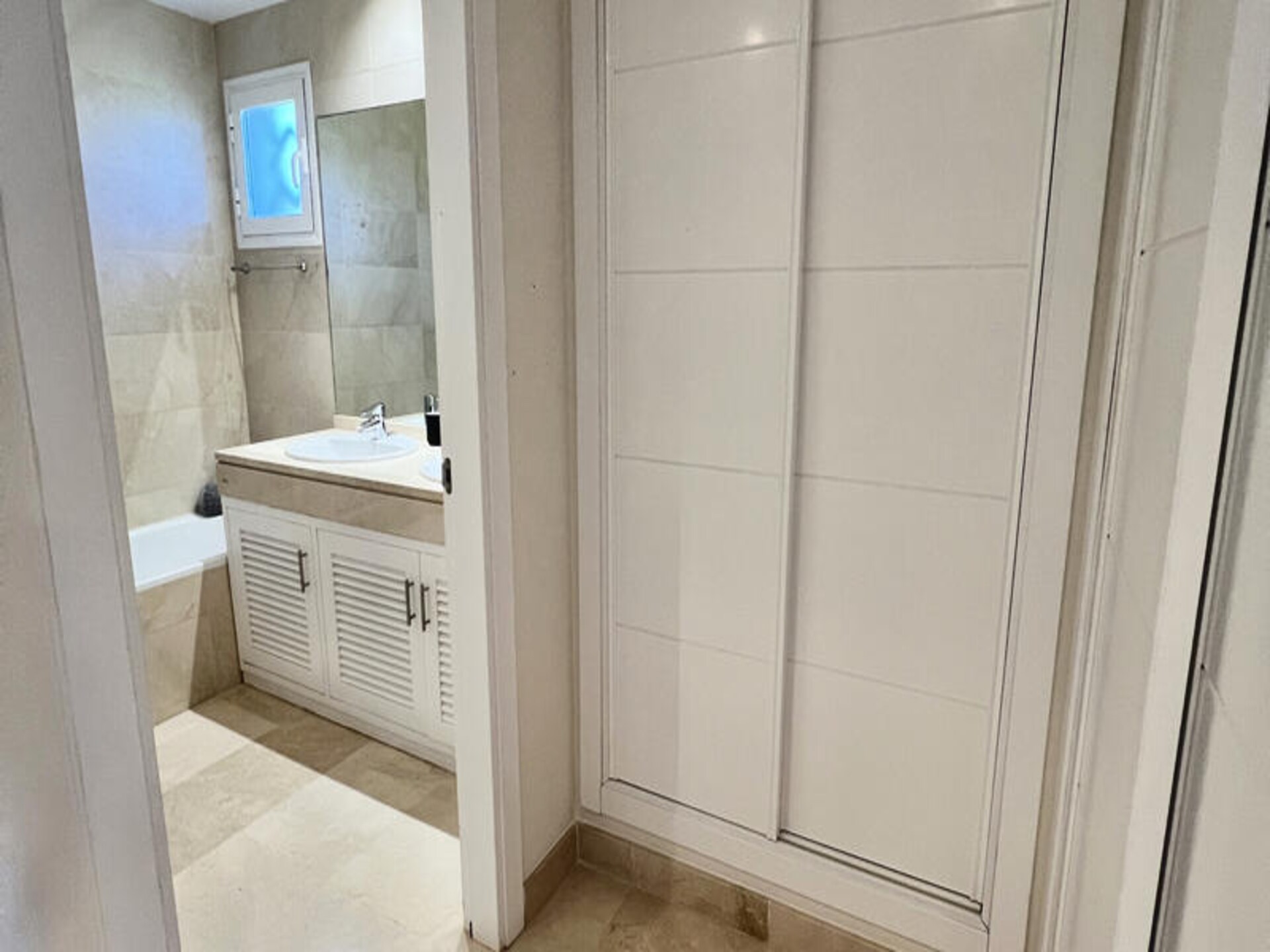 Luxe hoekappartement met zeezicht en gratis golf in La Mairena - foto 24