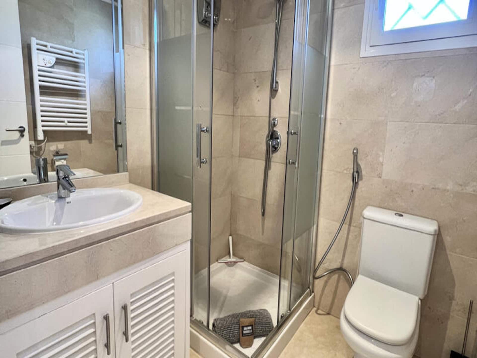 Luxe hoekappartement met zeezicht en gratis golf in La Mairena - foto 28