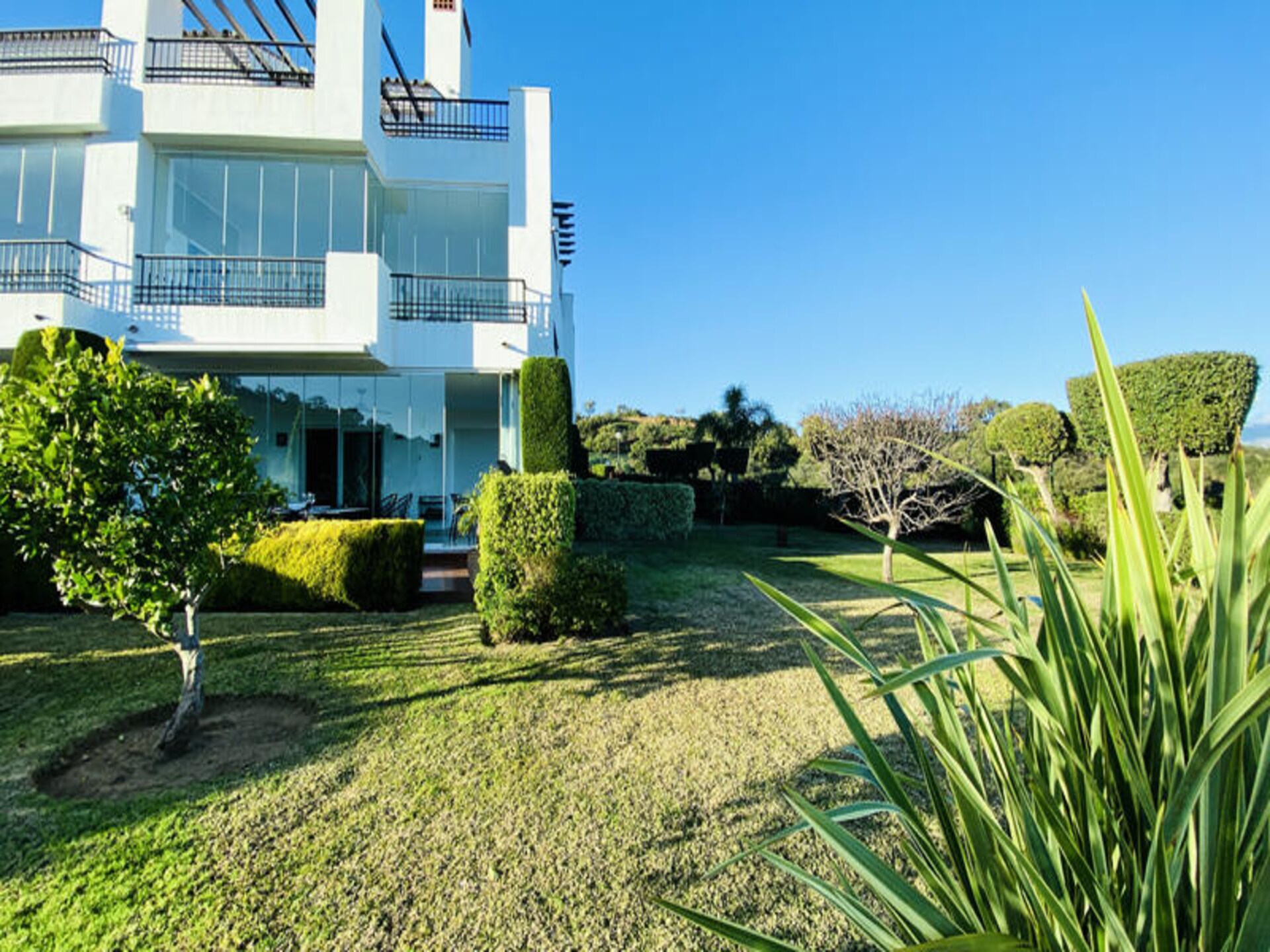 Luxe hoekappartement met zeezicht en gratis golf in La Mairena - foto 30