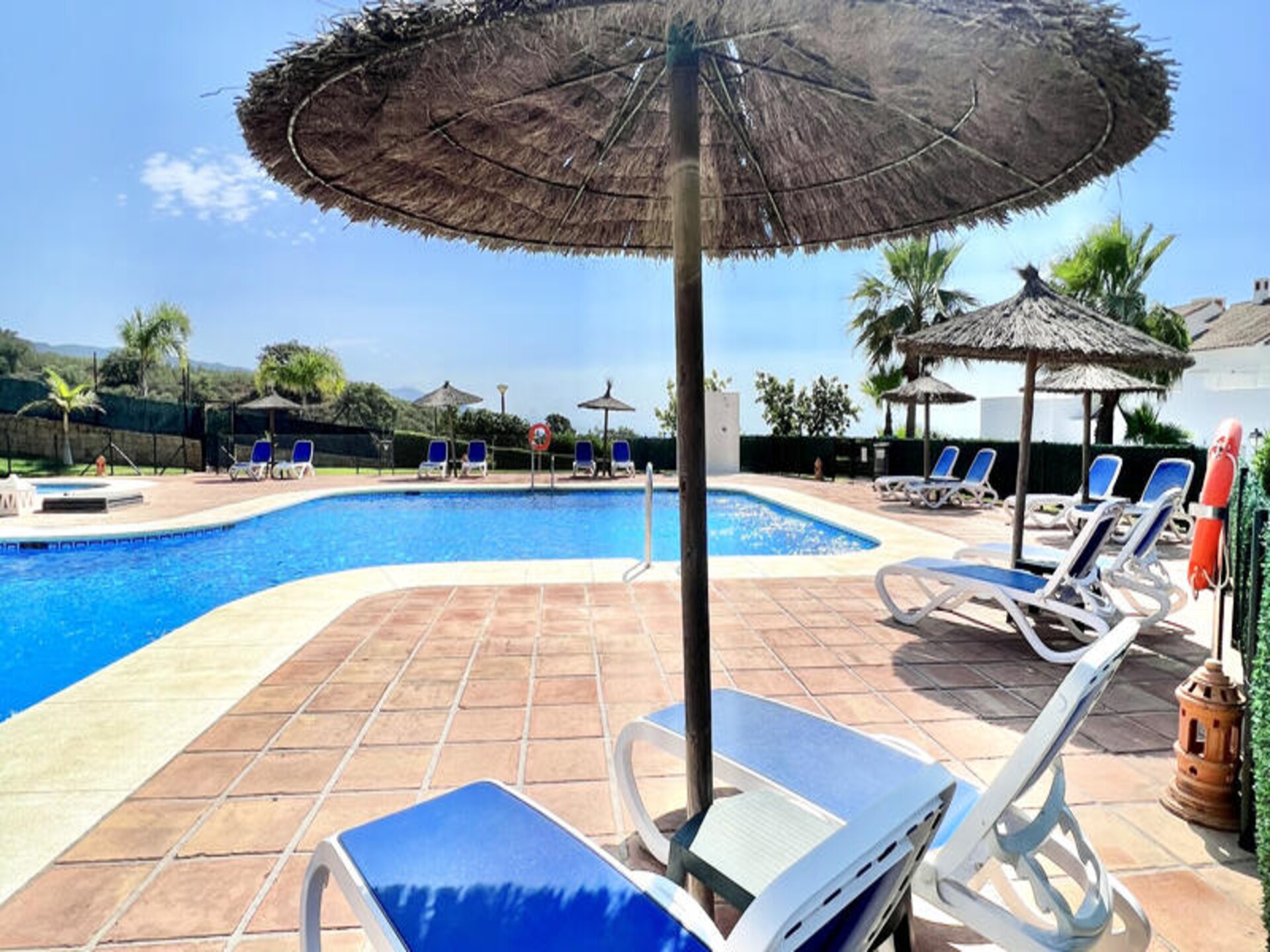 Luxe hoekappartement met zeezicht en gratis golf in La Mairena - foto 31