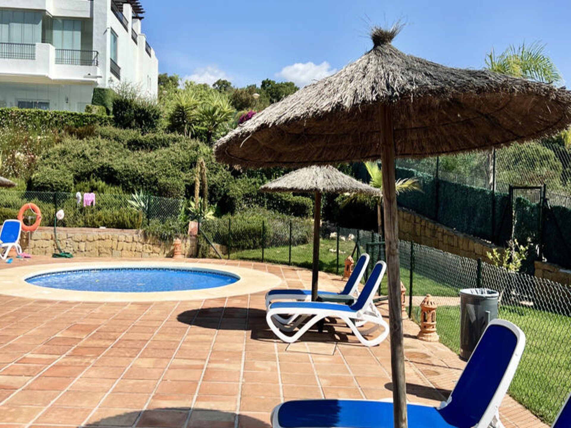Luxe hoekappartement met zeezicht en gratis golf in La Mairena - foto 32