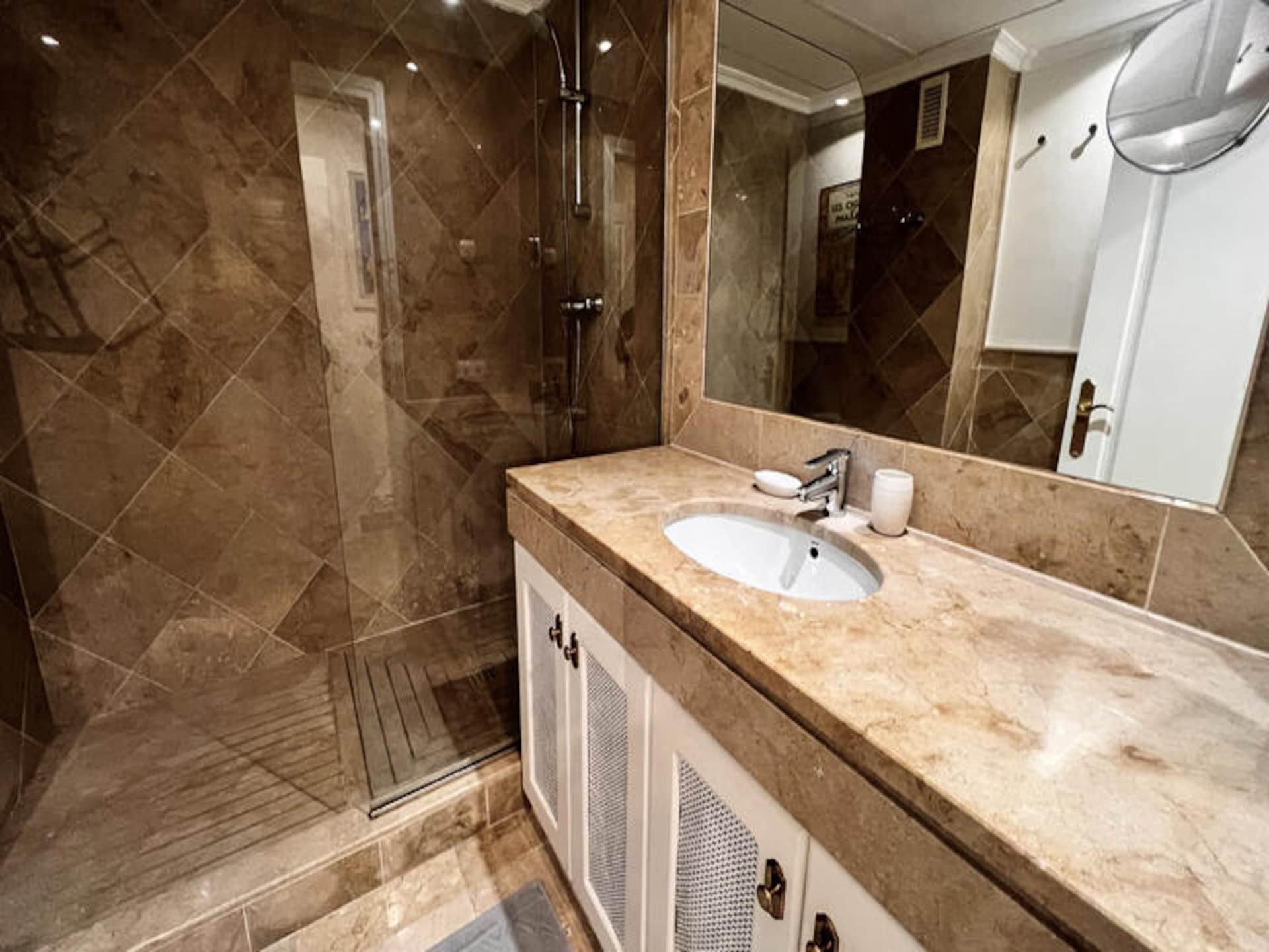 Luxe appartement met 170m² terras aan golfbaan Los Flamingos, Benahavís - foto 39