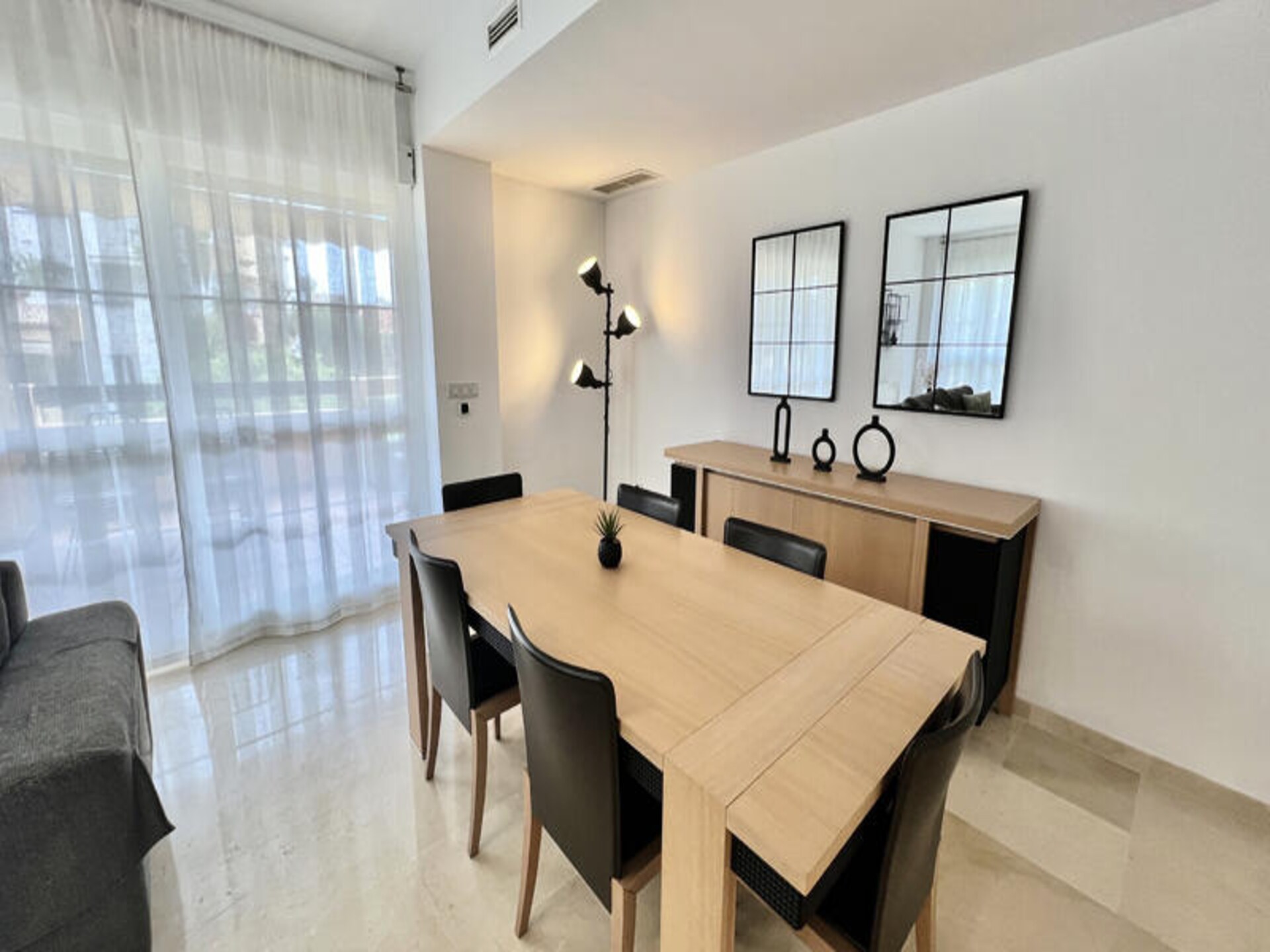 Modern appartement in Bahia de Marbella met strandtoegang en twee zwembaden - foto 13