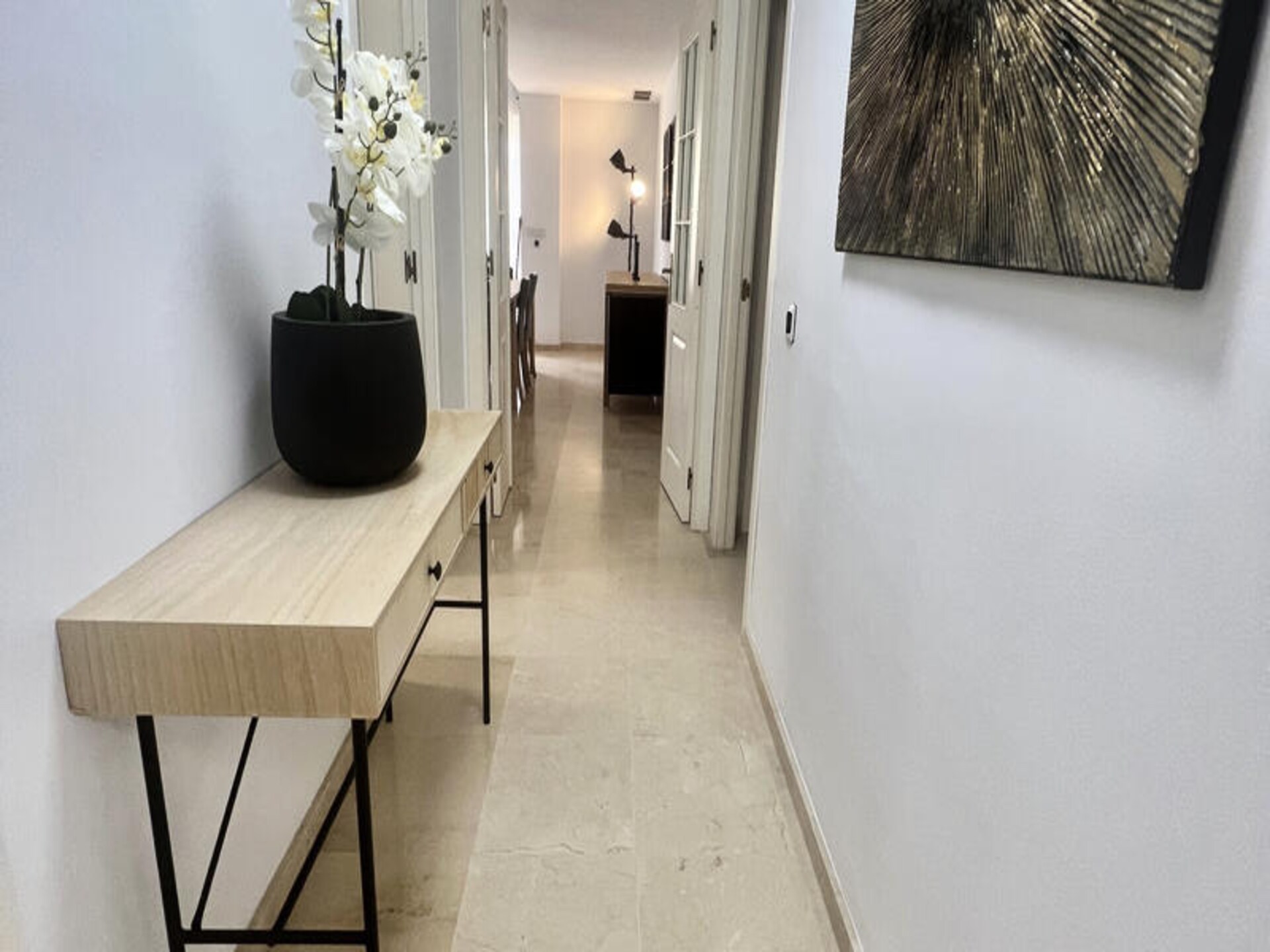 Modern appartement in Bahia de Marbella met strandtoegang en twee zwembaden - foto 14