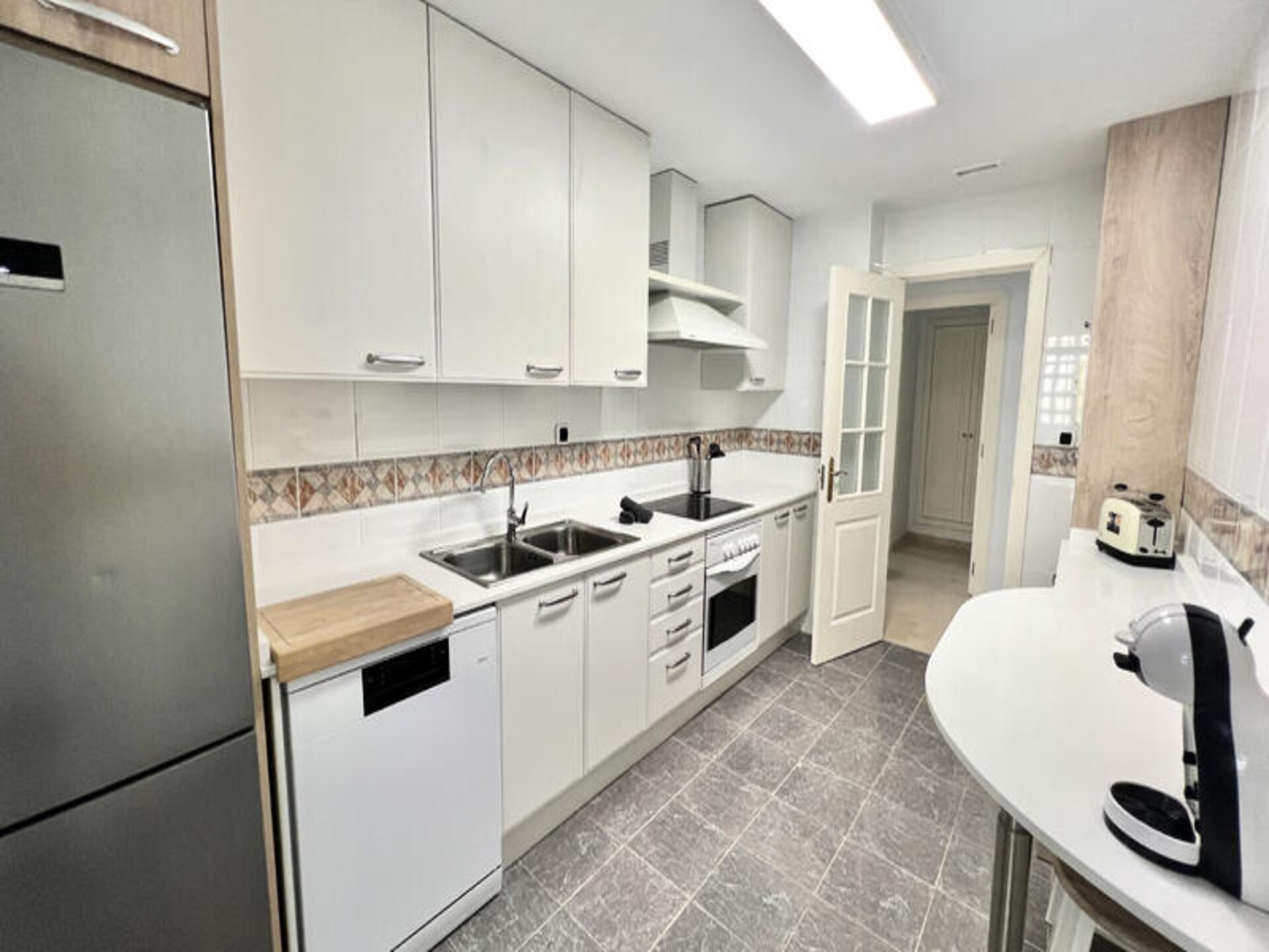Modern appartement in Bahia de Marbella met strandtoegang en twee zwembaden - foto 15