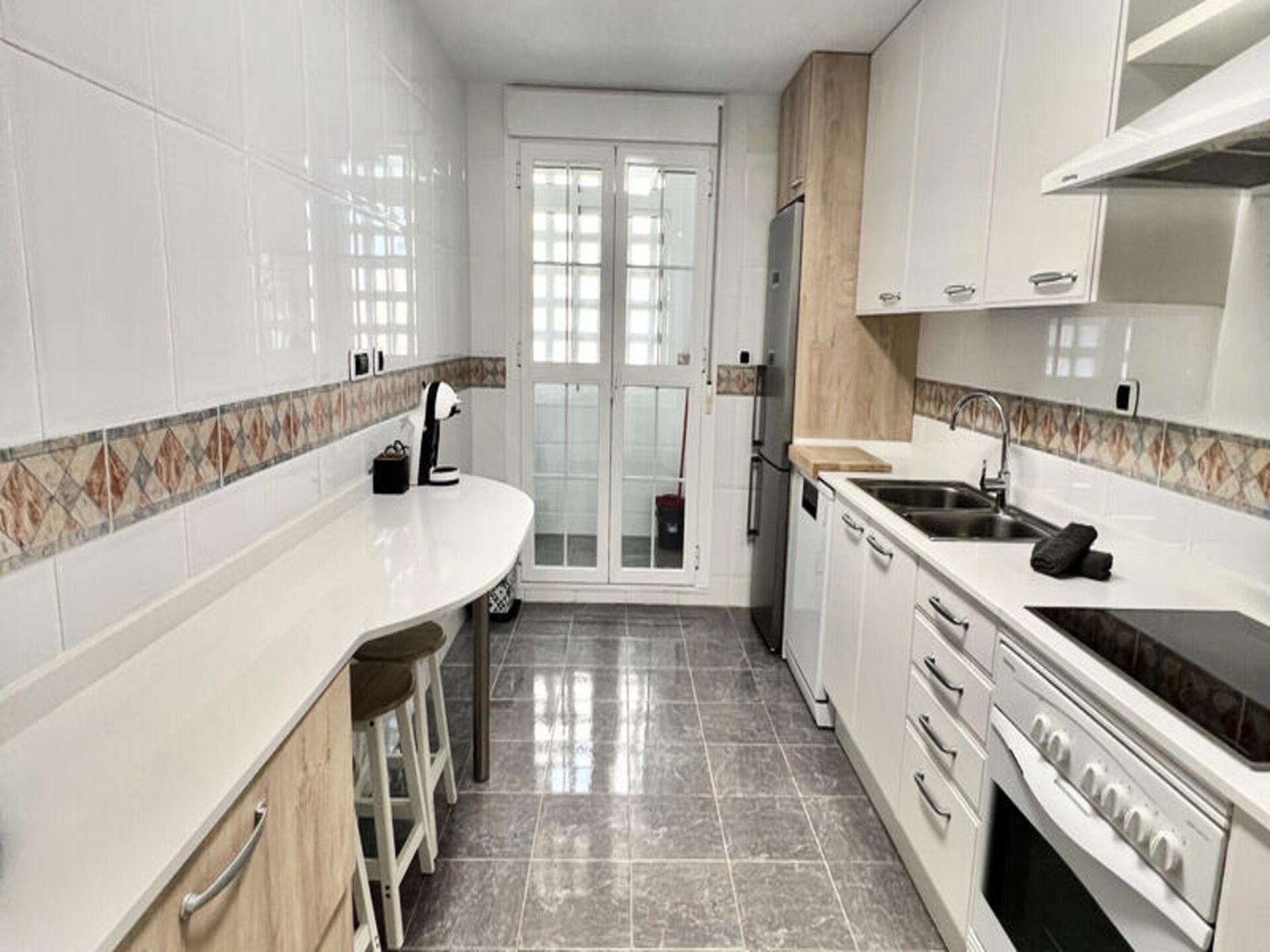 Modern appartement in Bahia de Marbella met strandtoegang en twee zwembaden - foto 17