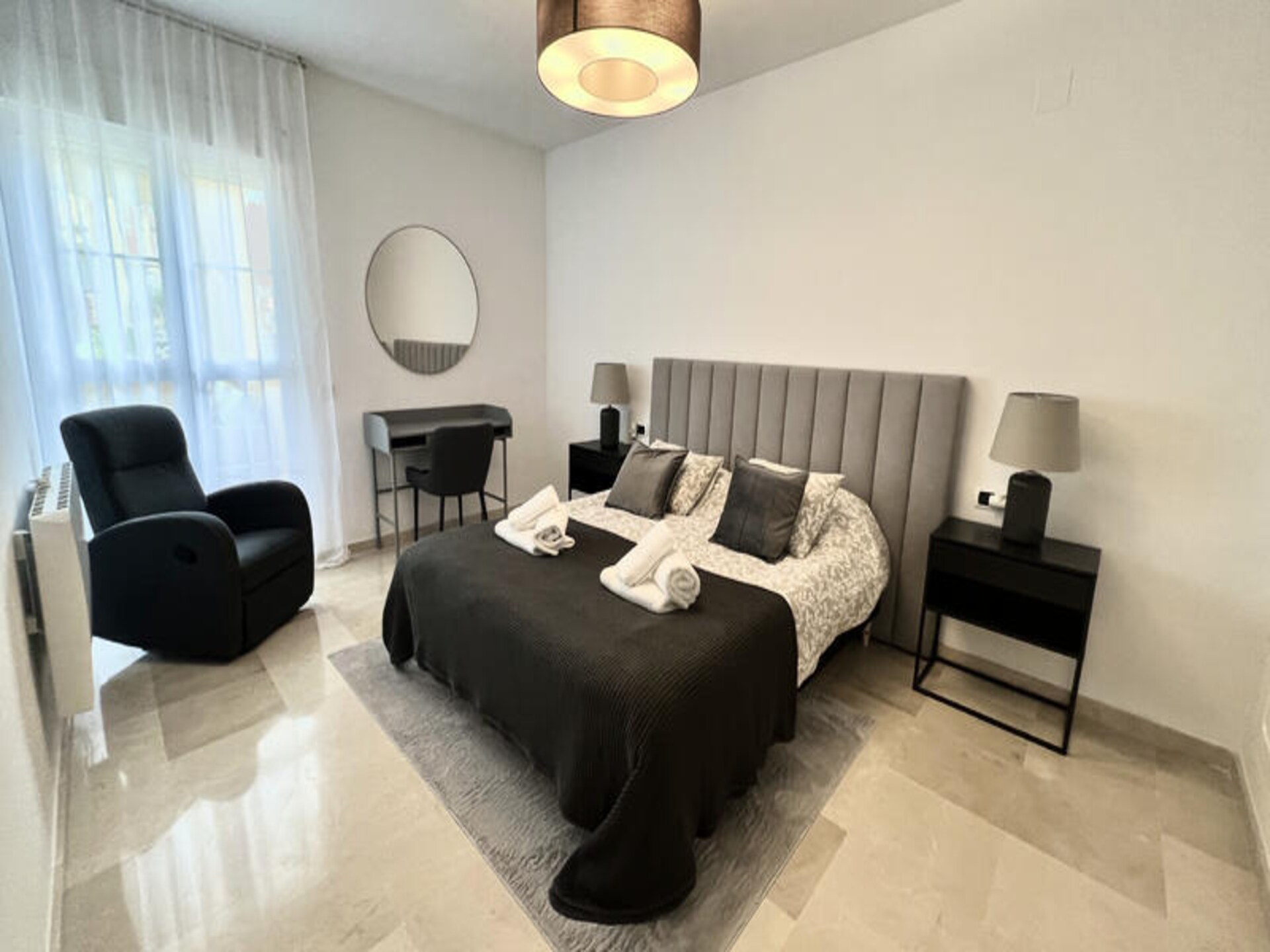 Modern appartement in Bahia de Marbella met strandtoegang en twee zwembaden - foto 21