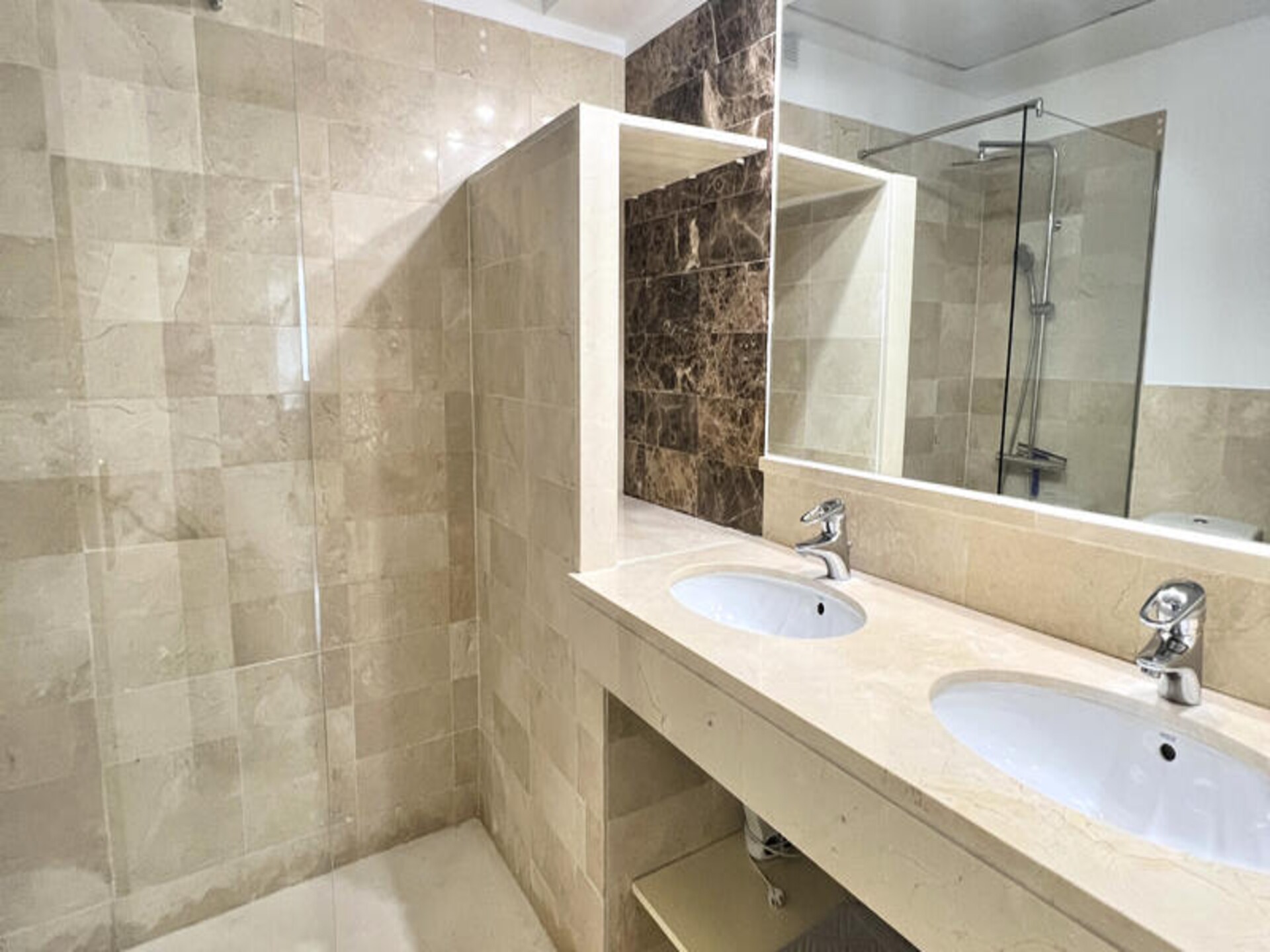 Modern appartement in Bahia de Marbella met strandtoegang en twee zwembaden - foto 24