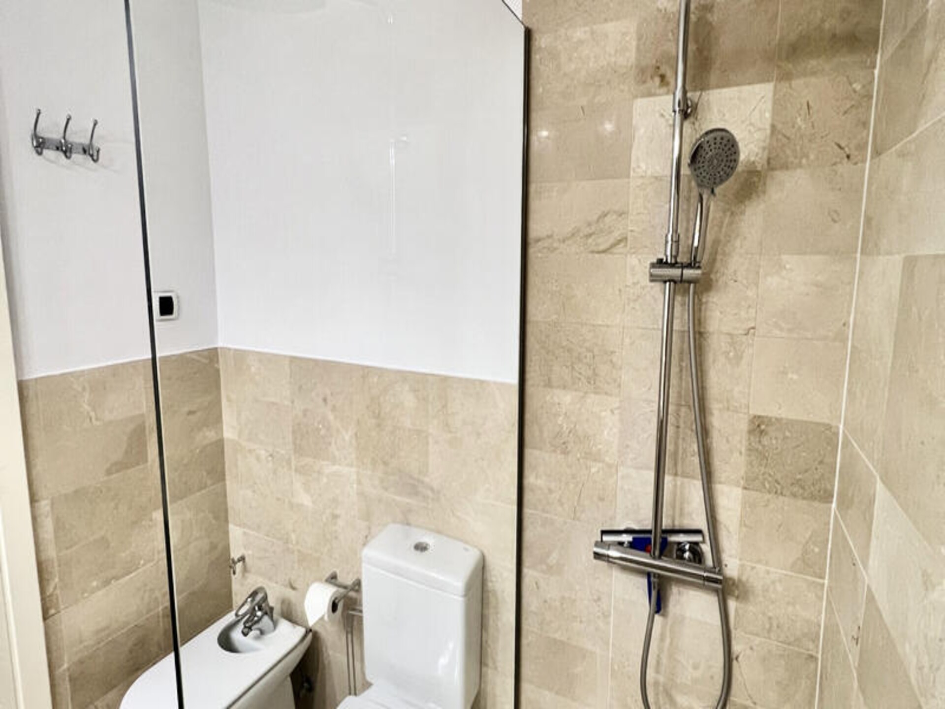 Modern appartement in Bahia de Marbella met strandtoegang en twee zwembaden - foto 25