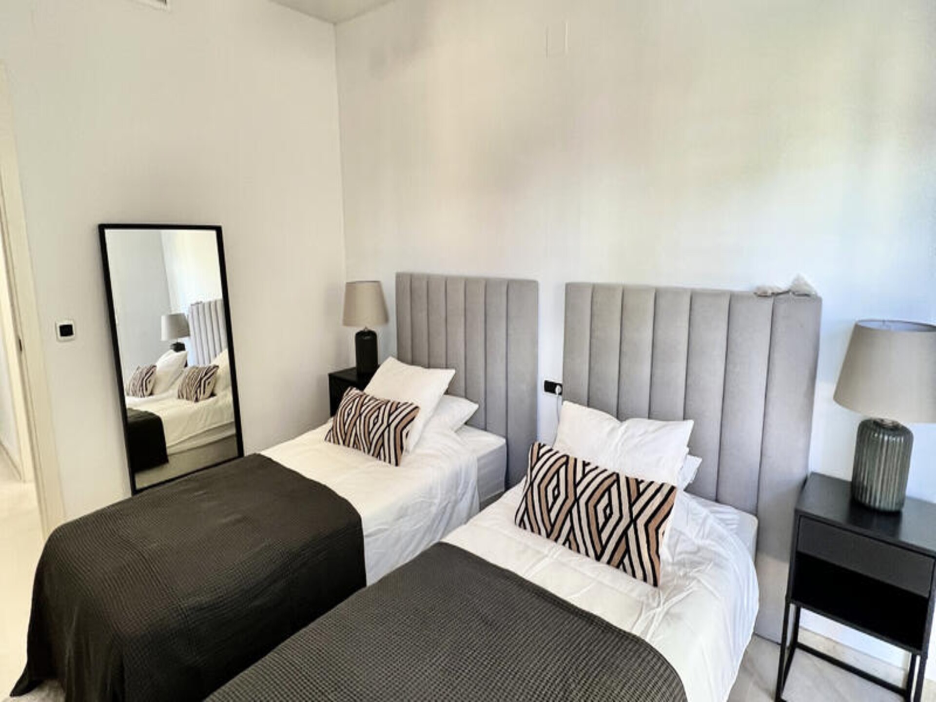 Modern appartement in Bahia de Marbella met strandtoegang en twee zwembaden - foto 26