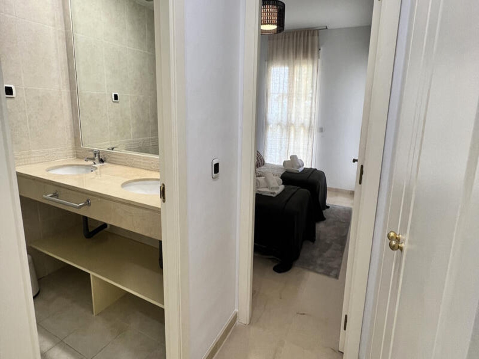 Modern appartement in Bahia de Marbella met strandtoegang en twee zwembaden - foto 27