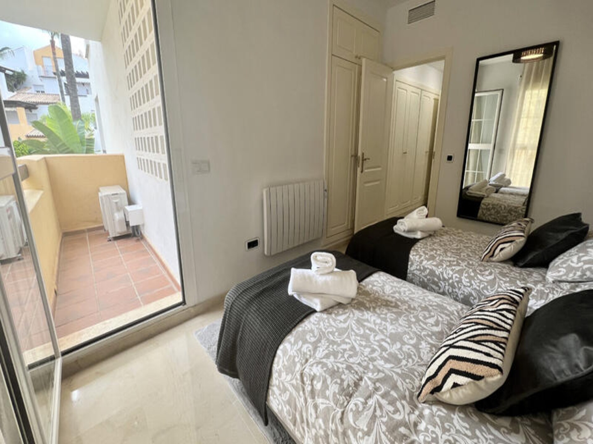 Modern appartement in Bahia de Marbella met strandtoegang en twee zwembaden - foto 28