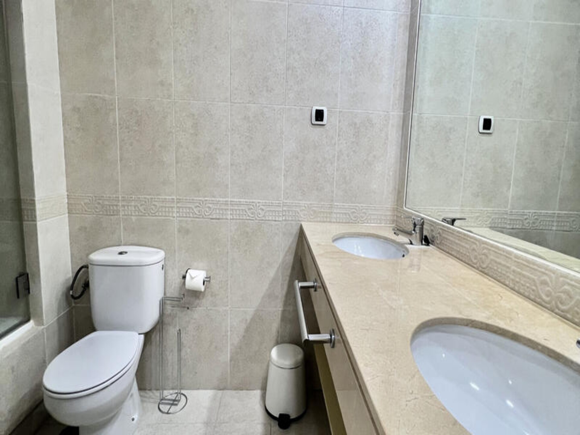 Modern appartement in Bahia de Marbella met strandtoegang en twee zwembaden - foto 29