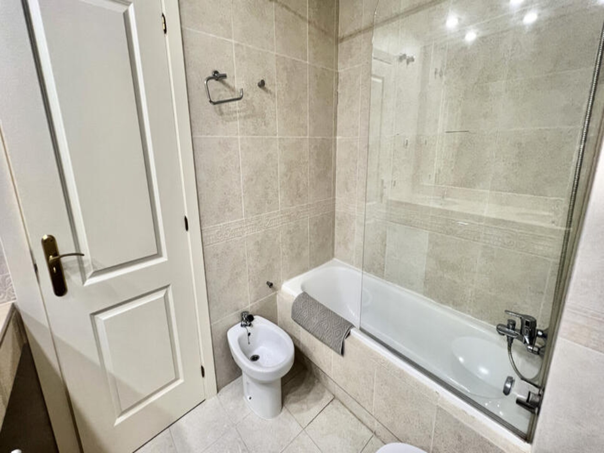 Modern appartement in Bahia de Marbella met strandtoegang en twee zwembaden - foto 30