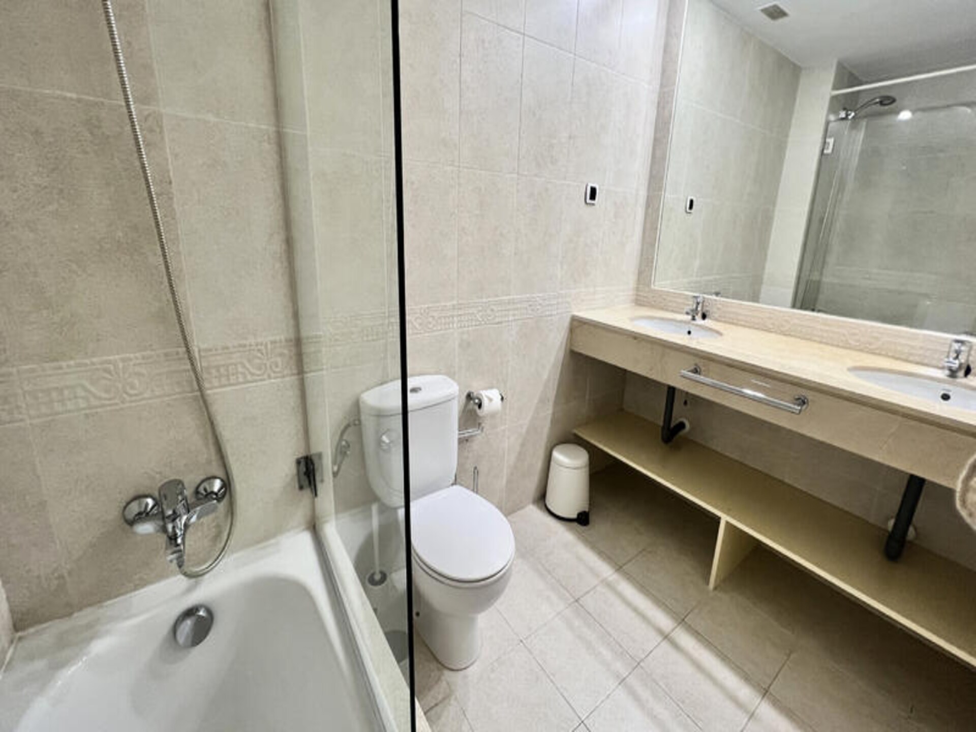 Modern appartement in Bahia de Marbella met strandtoegang en twee zwembaden - foto 31