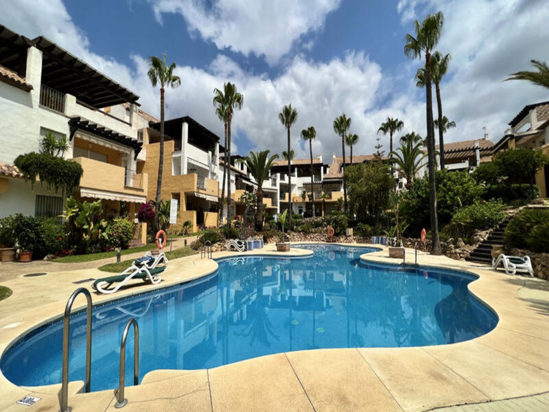 Modern appartement in Bahia de Marbella met strandtoegang en twee zwembaden - foto 32