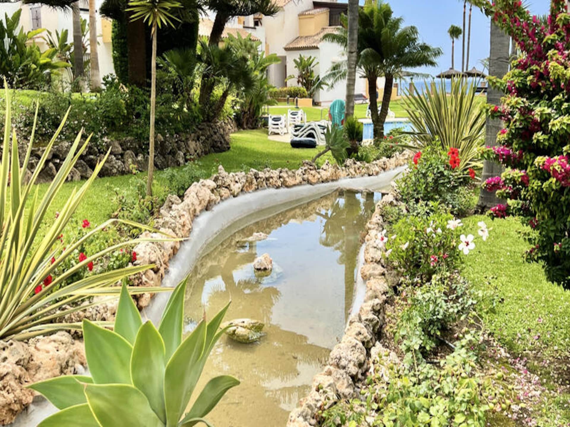Modern appartement in Bahia de Marbella met strandtoegang en twee zwembaden - foto 33