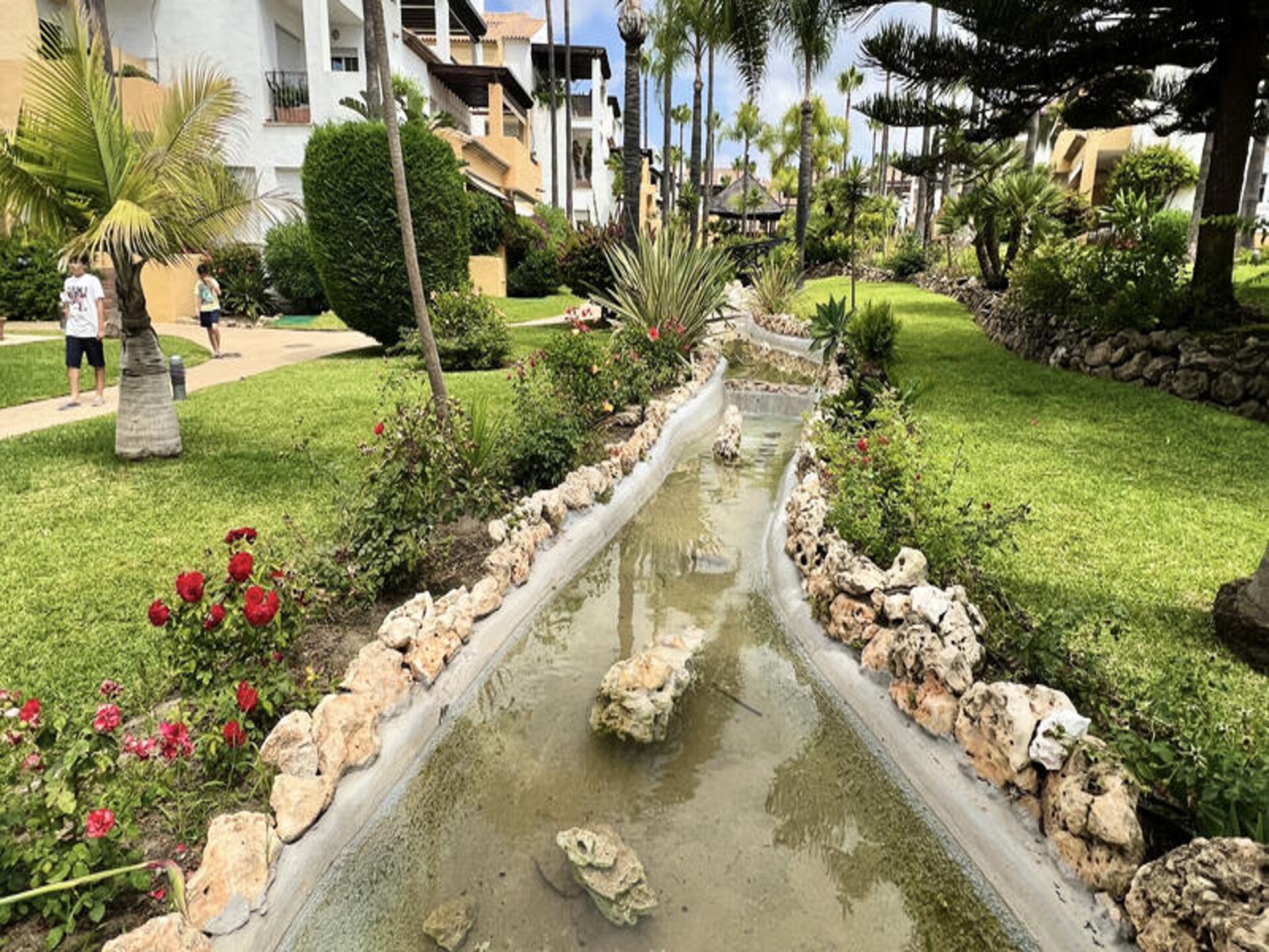 Modern appartement in Bahia de Marbella met strandtoegang en twee zwembaden - foto 34