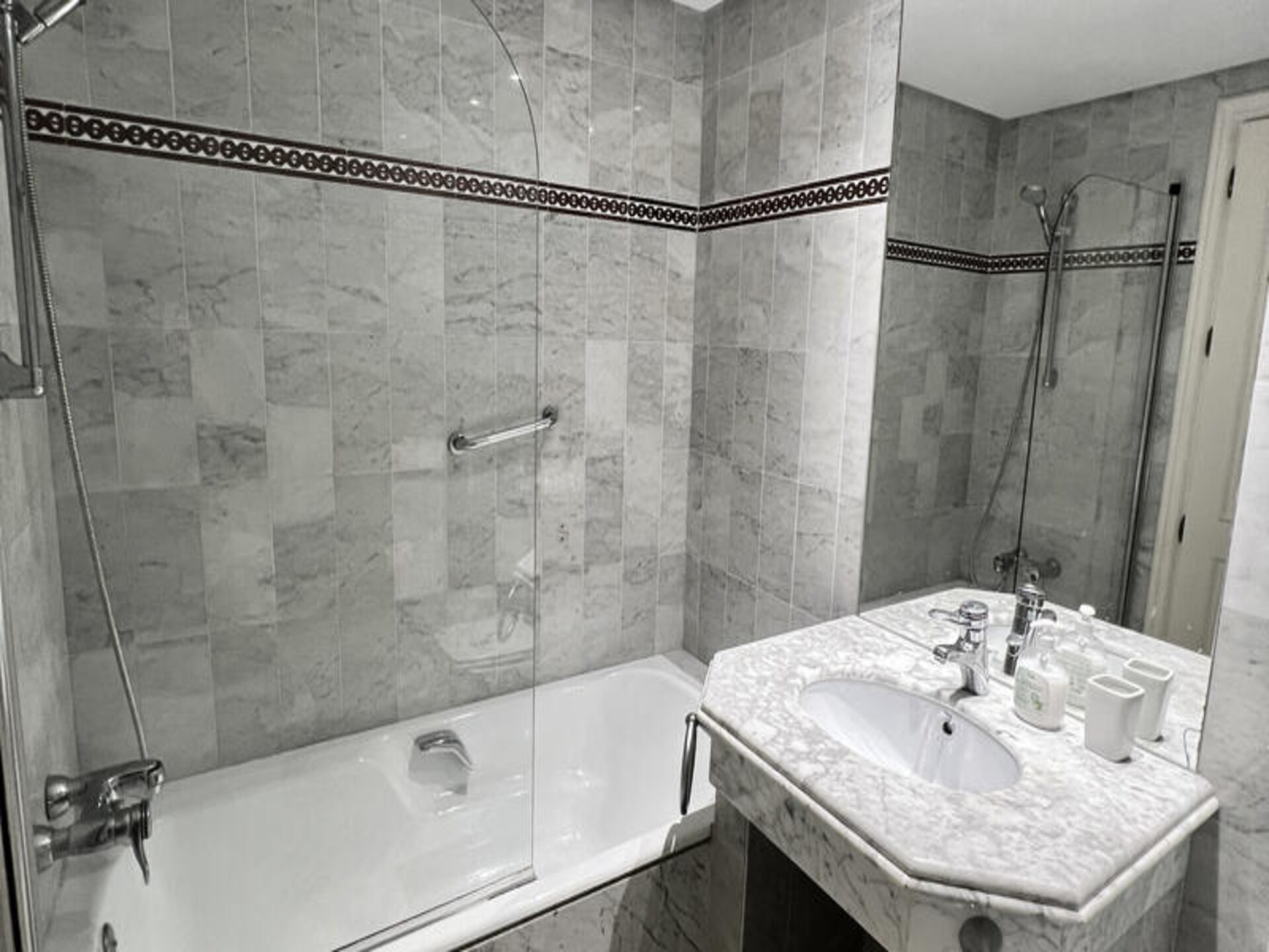Strandappartement met privétuin en zeezicht op 30 meter van zee in Estepona - foto 36