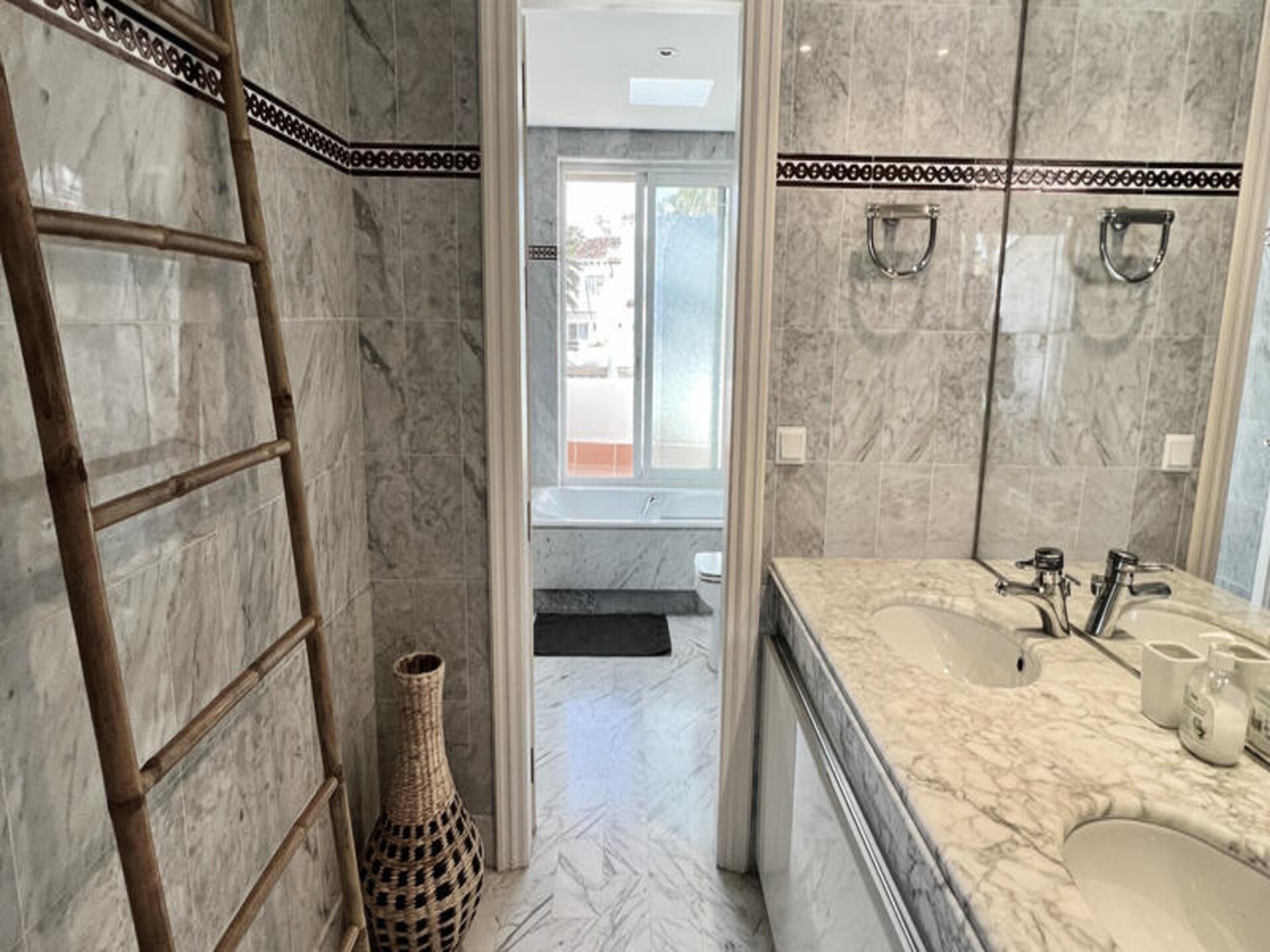 Strandappartement met privétuin en zeezicht op 30 meter van zee in Estepona - foto 51
