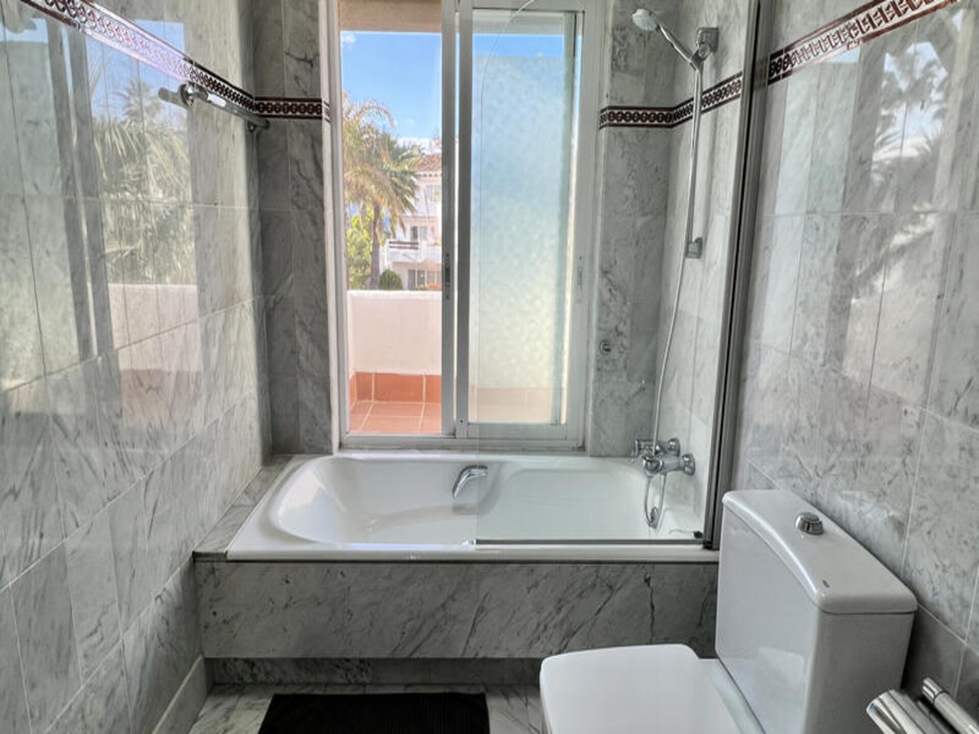 Strandappartement met privétuin en zeezicht op 30 meter van zee in Estepona - foto 52