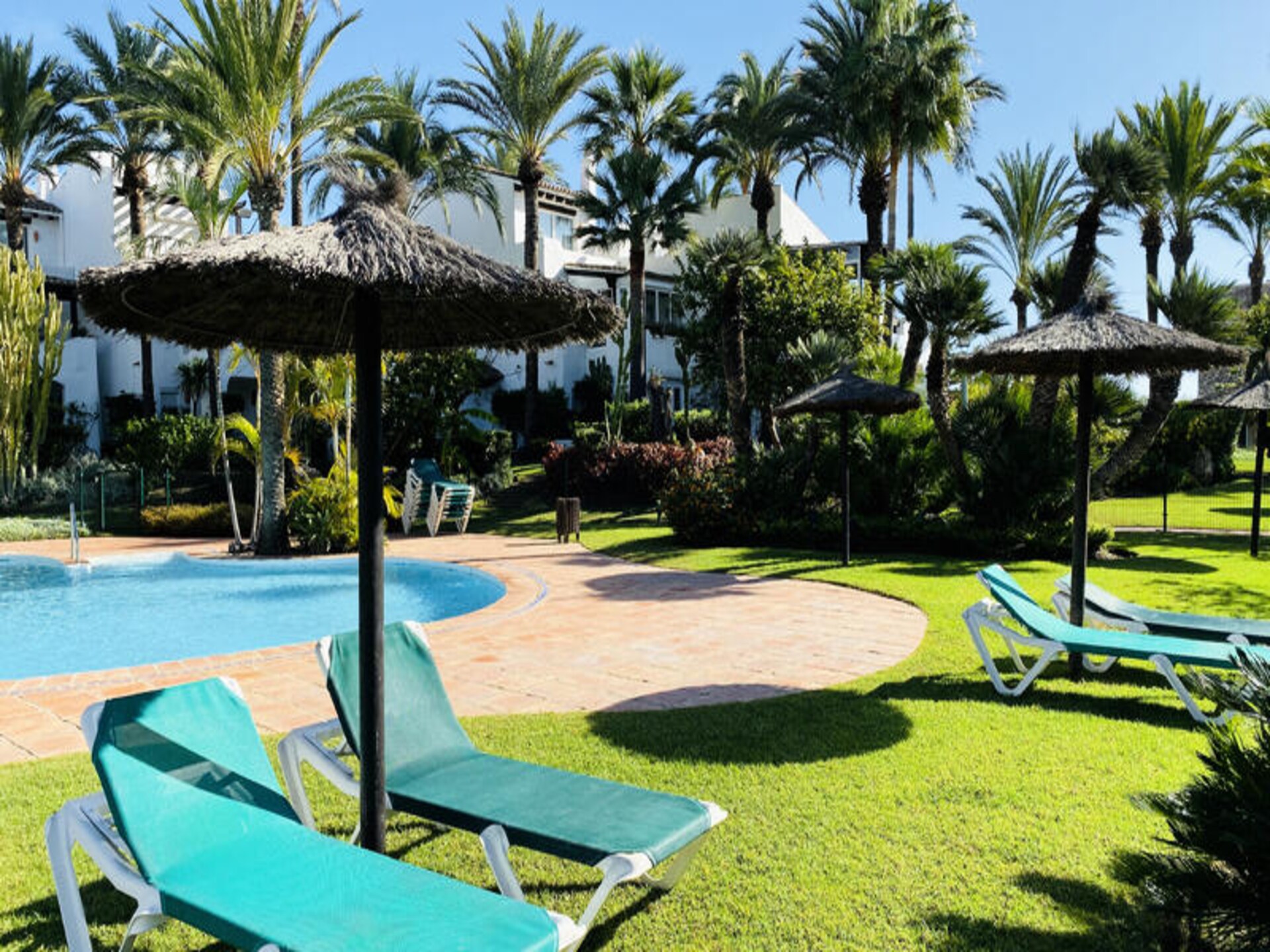 Strandappartement met privétuin en zeezicht op 30 meter van zee in Estepona - foto 62
