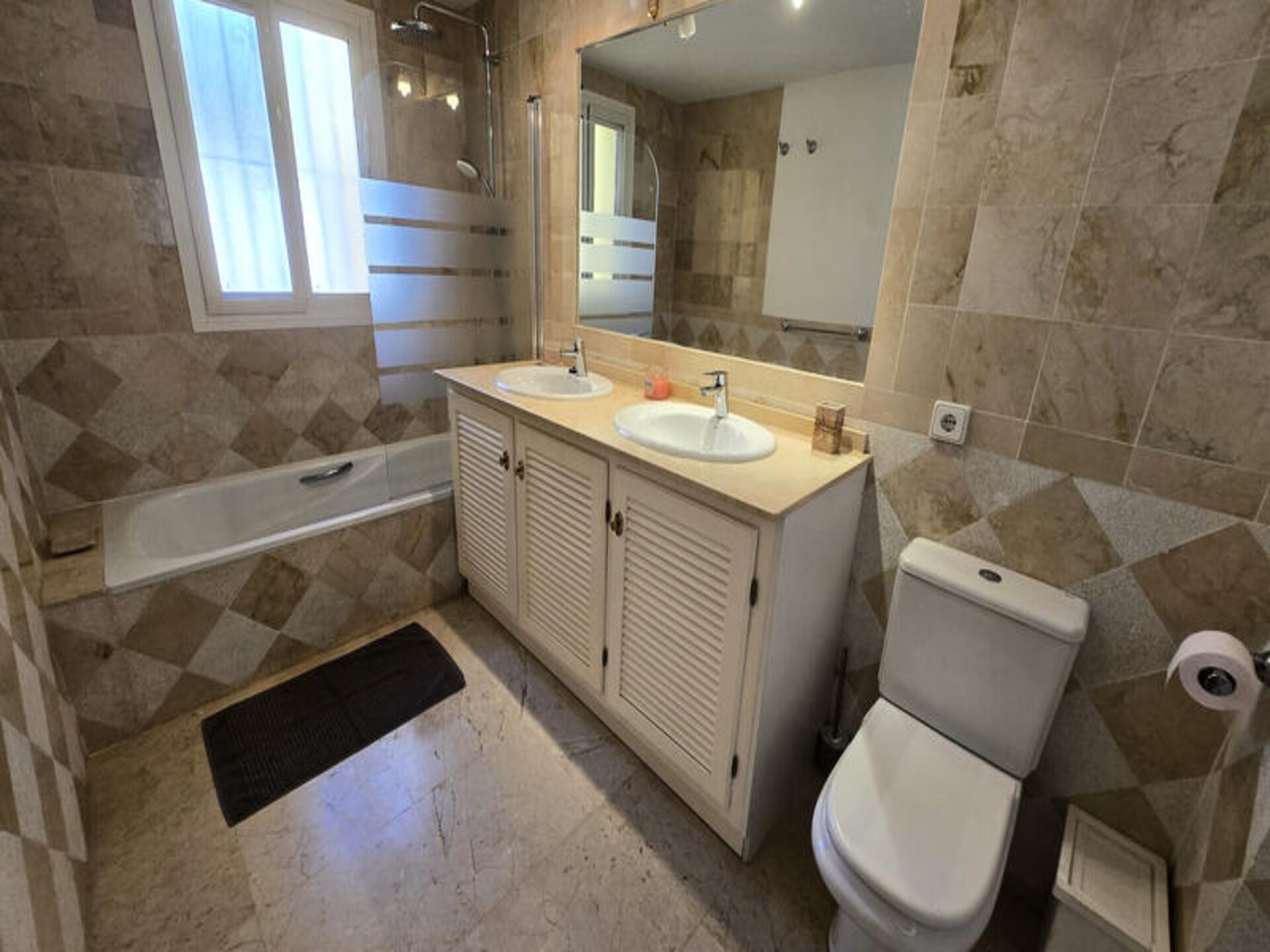 Ruim appartement in Mijas met zeezicht, zwembad en dakterras - foto 38