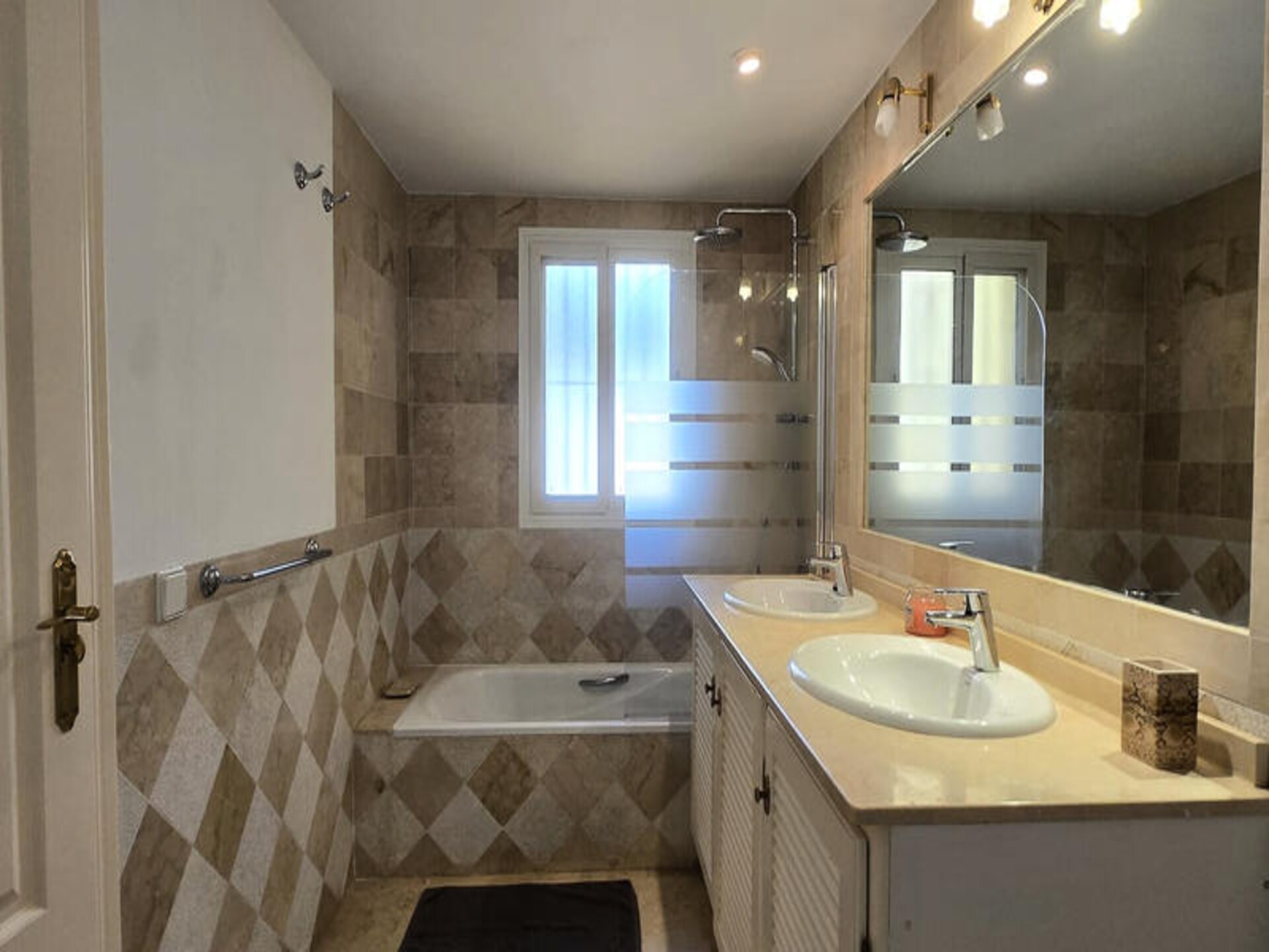 Ruim appartement in Mijas met zeezicht, zwembad en dakterras - foto 39